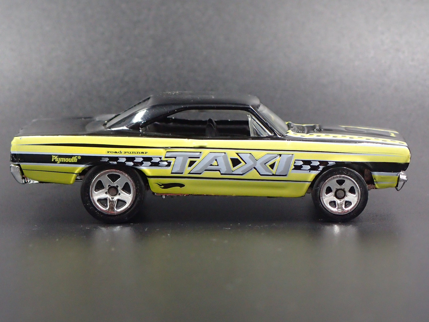 1970 70 PLYMOUTH ROAD RUNNER TAXI 1:64 SCALE DIORAMA DIECAST MODEL CAR