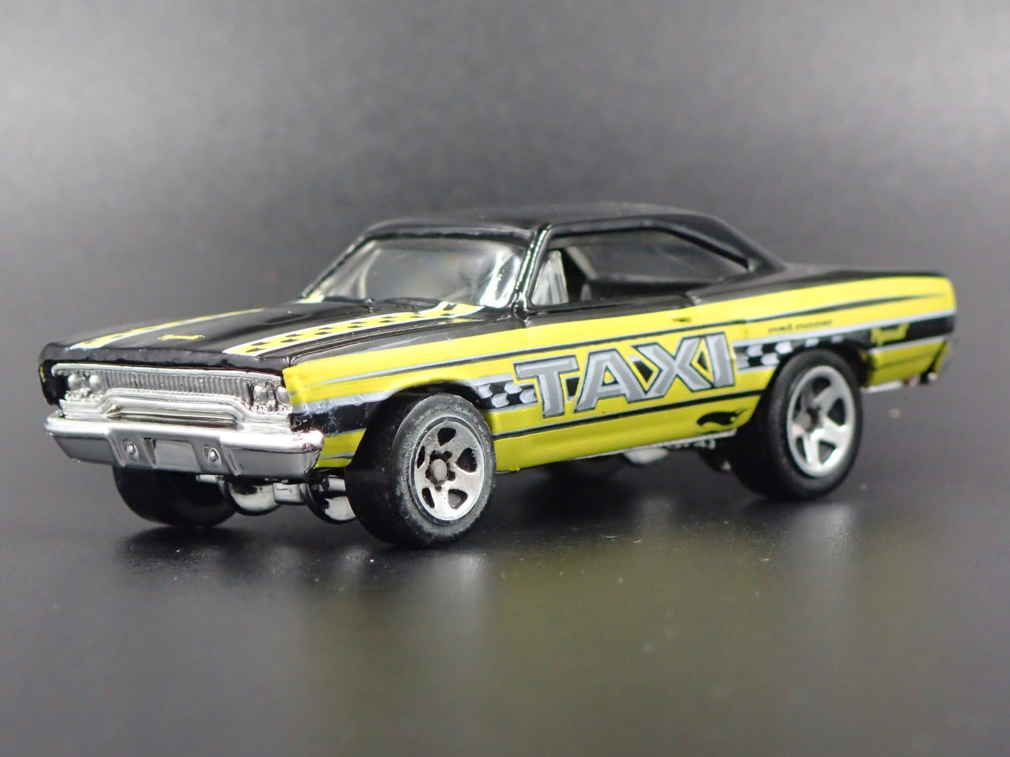 1970 70 PLYMOUTH ROAD RUNNER TAXI 1:64 SCALE DIORAMA DIECAST MODEL CAR