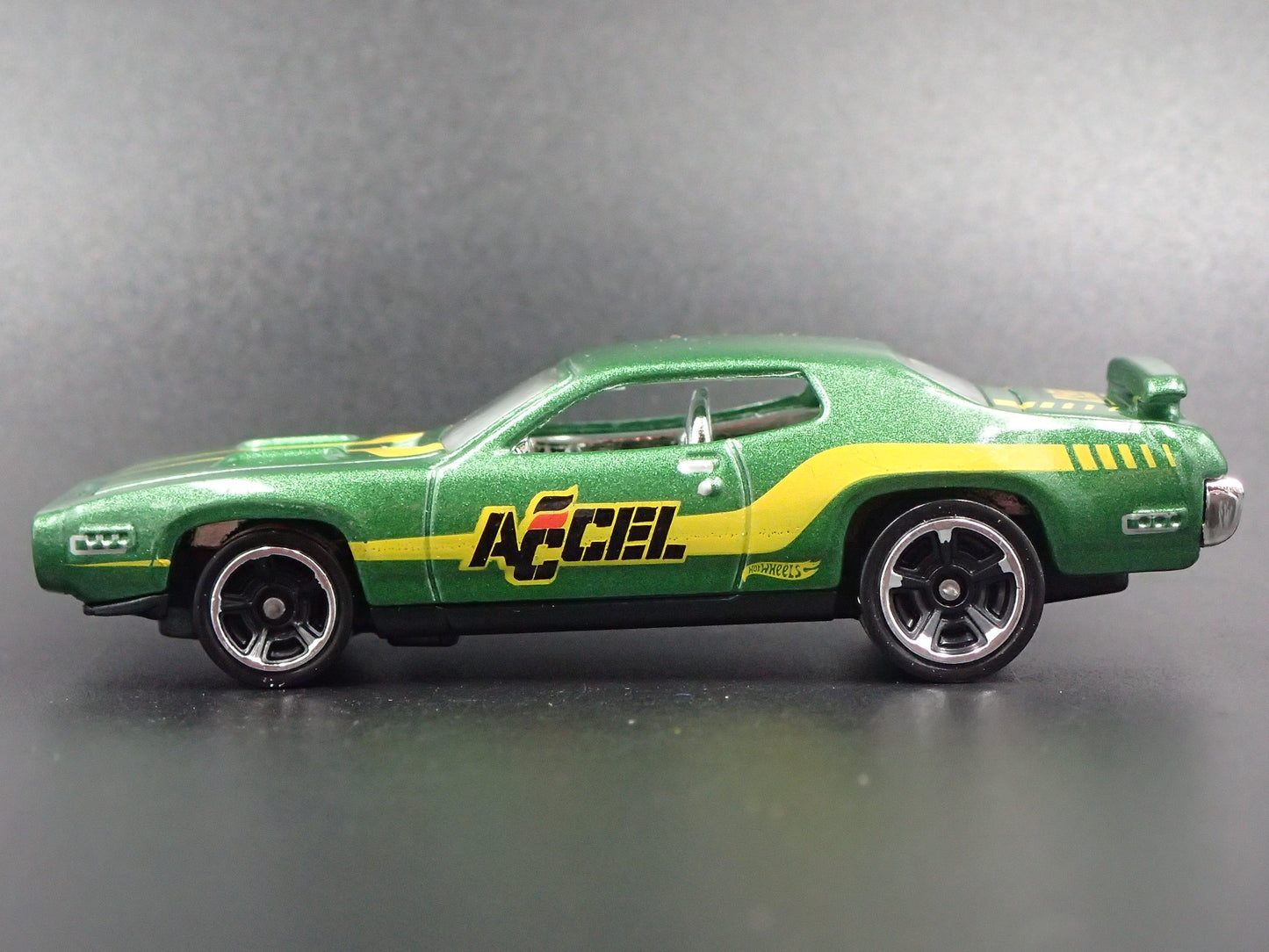 1971 71 PLYMOUTH ROAD RUNNER ACCEL  1/64 SCALE COLLECTIBLE DIECAST MODEL CAR