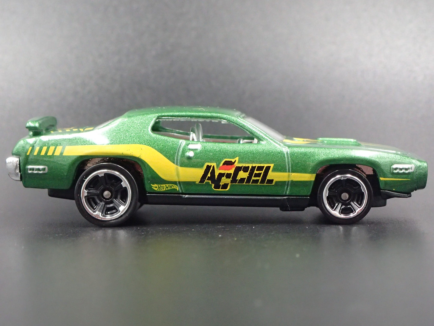 1971 71 PLYMOUTH ROAD RUNNER ACCEL  1/64 SCALE COLLECTIBLE DIECAST MODEL CAR