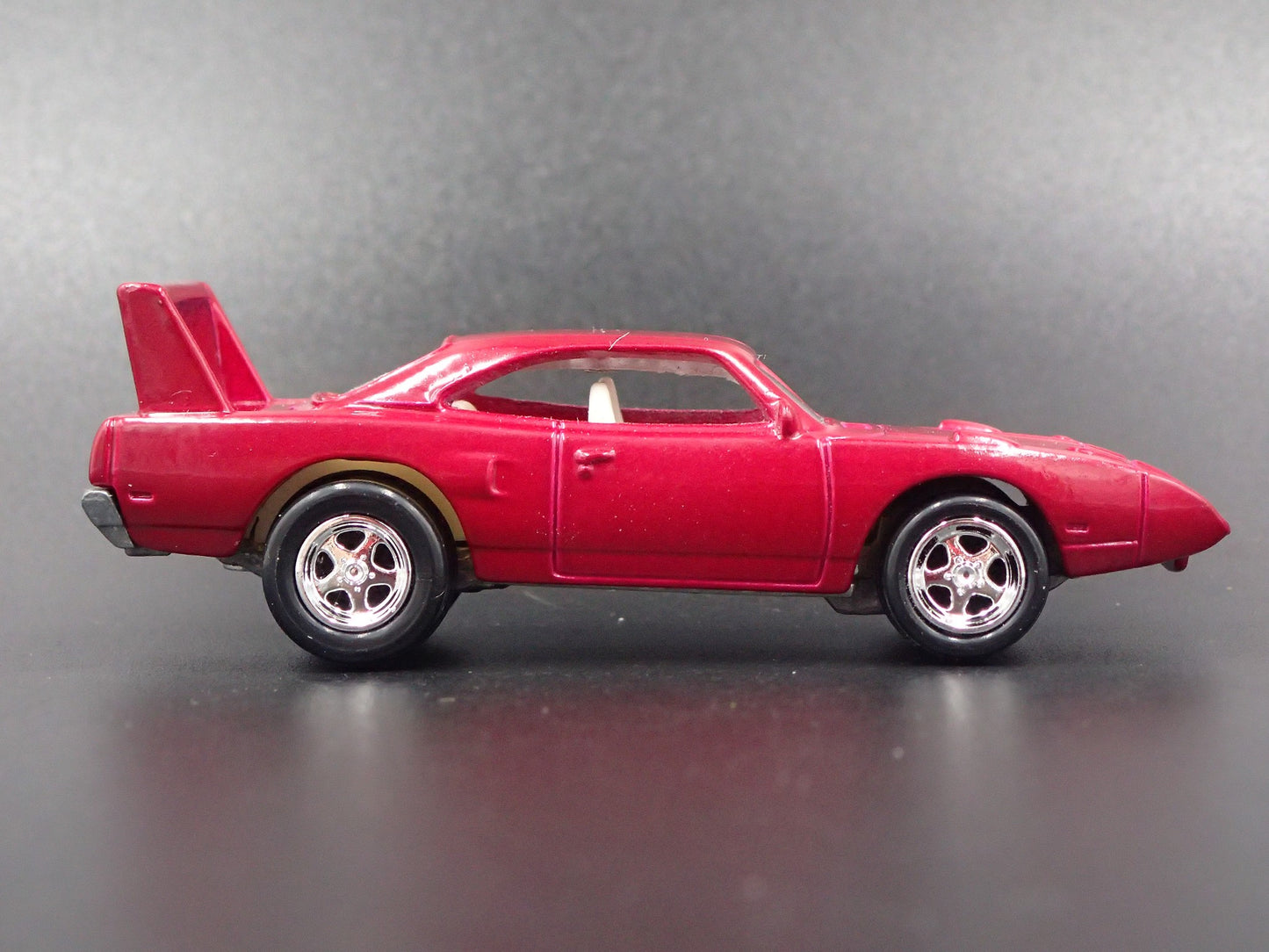 1970 70 PLYMOUTH SUPERBIRD RARE 1:64 SCALE COLLECTIBLE DIORAMA DIECAST MODEL CAR