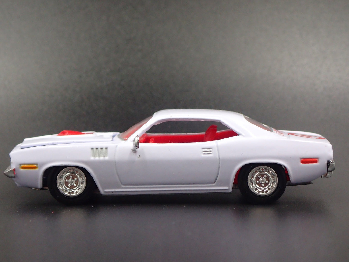 1970 70 PLYMOUTH CUDA WHITE 1:64 SCALE COLLECTIBLE DIORAMA DIECAST MODEL CAR