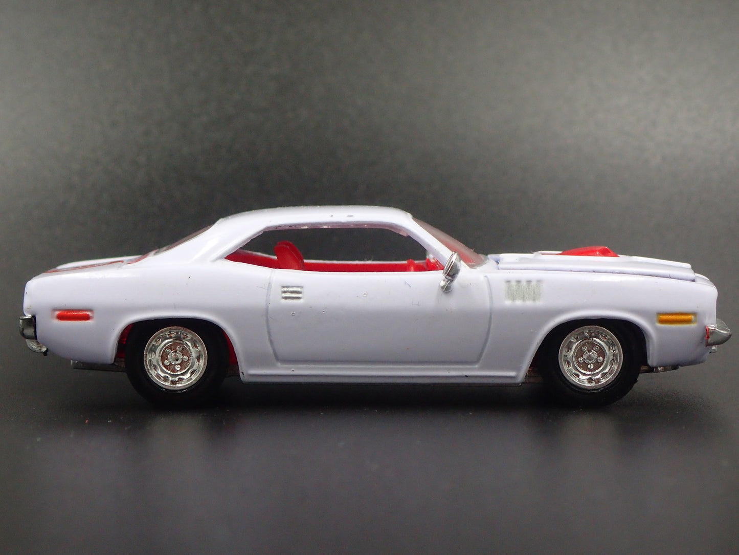 1970 70 PLYMOUTH CUDA WHITE 1:64 SCALE COLLECTIBLE DIORAMA DIECAST MODEL CAR