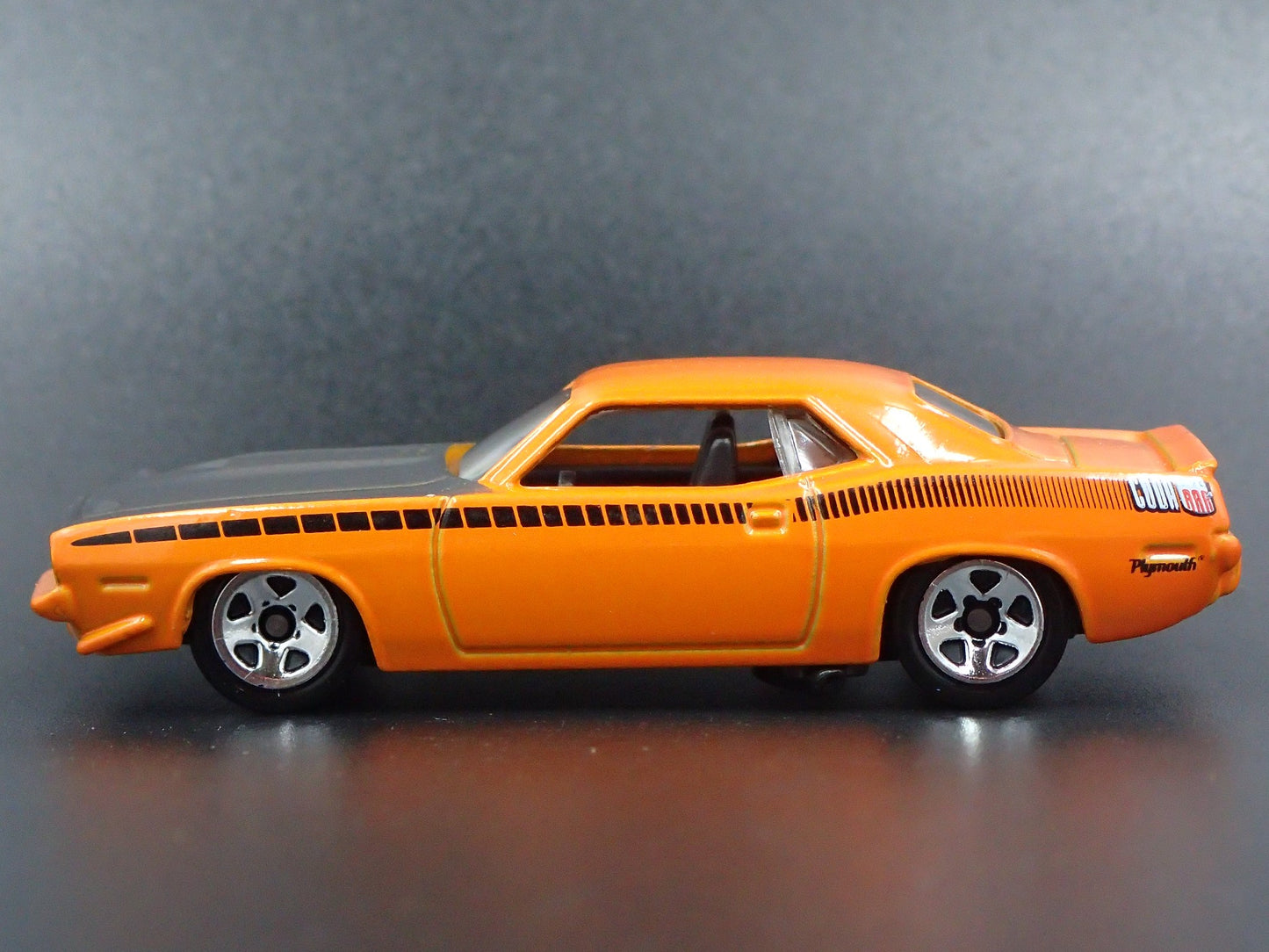 1970 70 PLYMOUTH HEMI CUDA ORANGE 1:64 SCALE DIORAMA DIECAST MODEL CAR