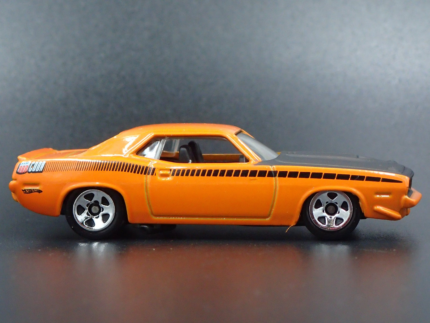 1970 70 PLYMOUTH HEMI CUDA ORANGE 1:64 SCALE DIORAMA DIECAST MODEL CAR