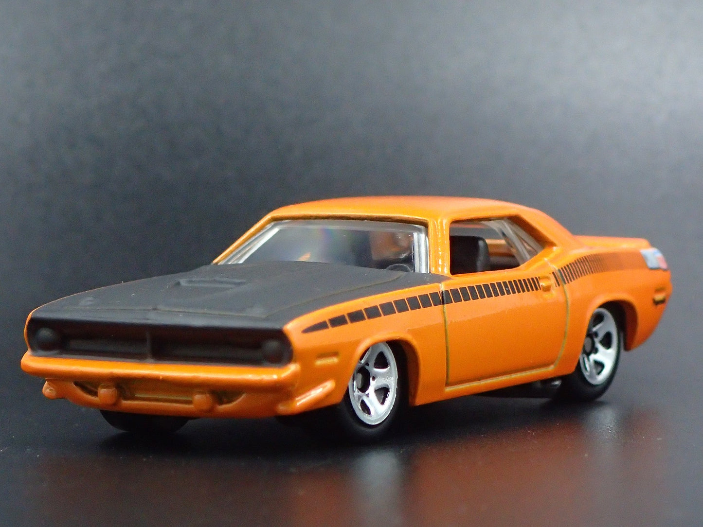 1970 70 PLYMOUTH HEMI CUDA ORANGE 1:64 SCALE DIORAMA DIECAST MODEL CAR