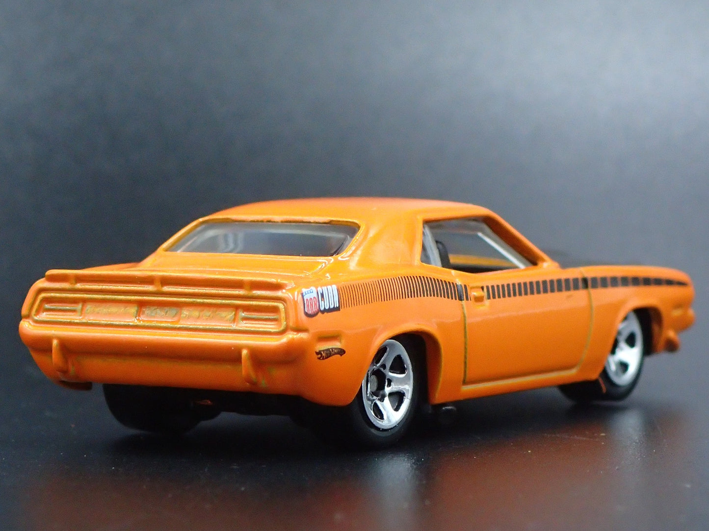 1970 70 PLYMOUTH HEMI CUDA ORANGE 1:64 SCALE DIORAMA DIECAST MODEL CAR