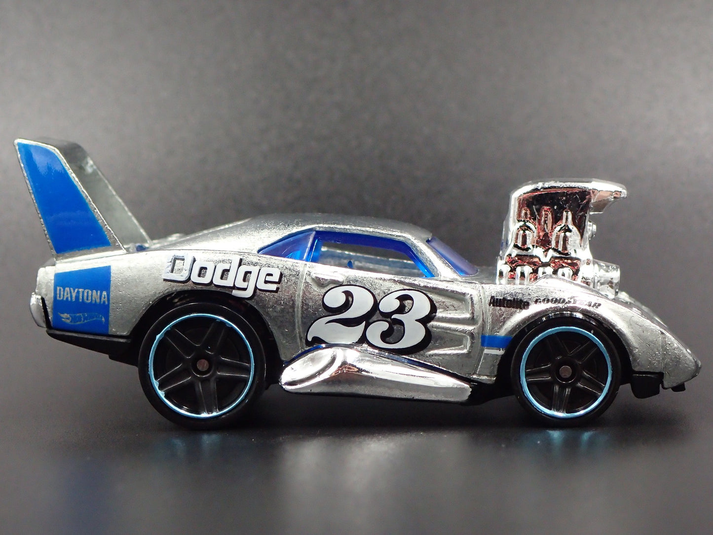 1969 69 DODGE CHARGER DAYTONA 1:64 SCALE COLLECTIBLE DIORAMA DIECAST MODEL CAR