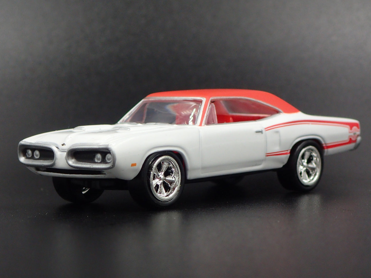 1970 70 DODGE SUPER BEE RARE 1:64 SCALE COLLECTIBLE DIORAMA DIECAST MODEL CAR