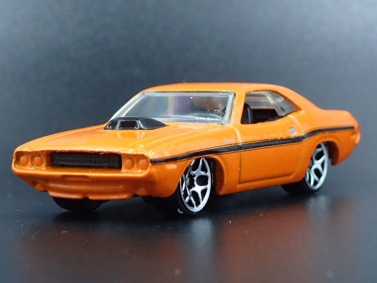 1970 70 DODGE CHALLENGER HEMI 1:64 SCALE COLLECTIBLE DIORAMA DIECAST MODEL CAR