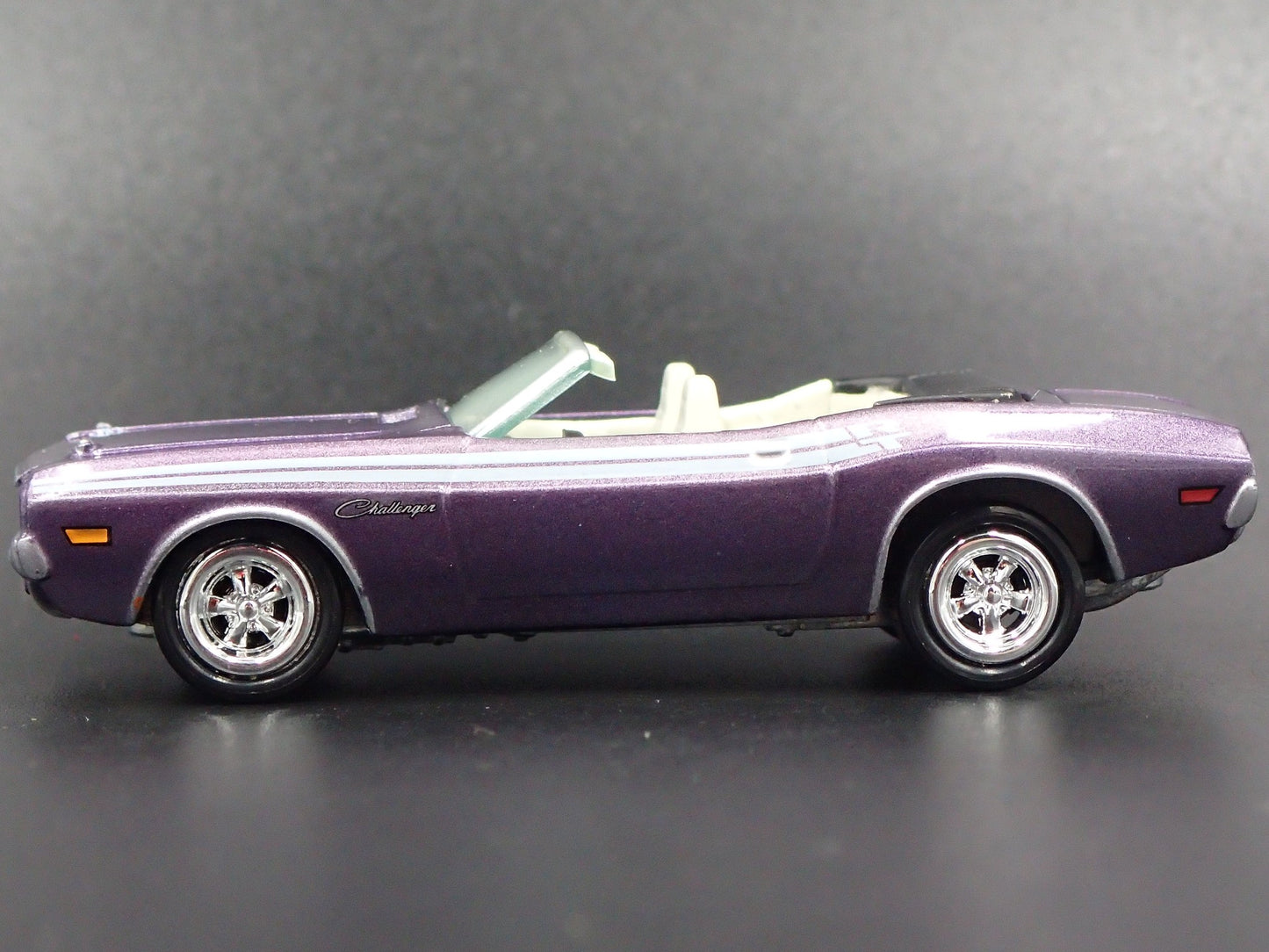 1971 71 DODGE CHALLENGER RT CONVERTIBLE 1/64 SCALE DIORAMA DIECAST MODEL CAR
