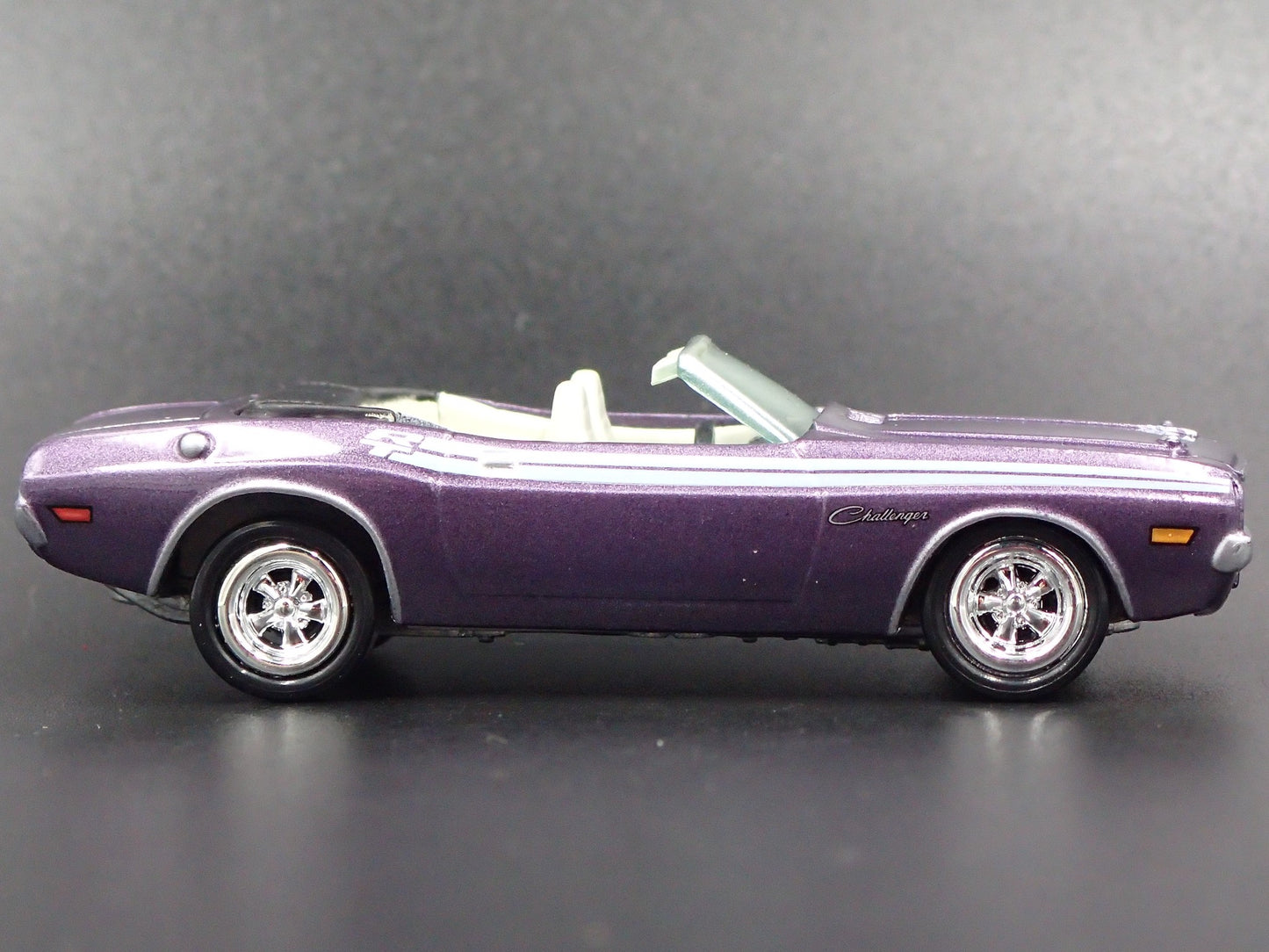 1971 71 DODGE CHALLENGER RT CONVERTIBLE 1/64 SCALE DIORAMA DIECAST MODEL CAR