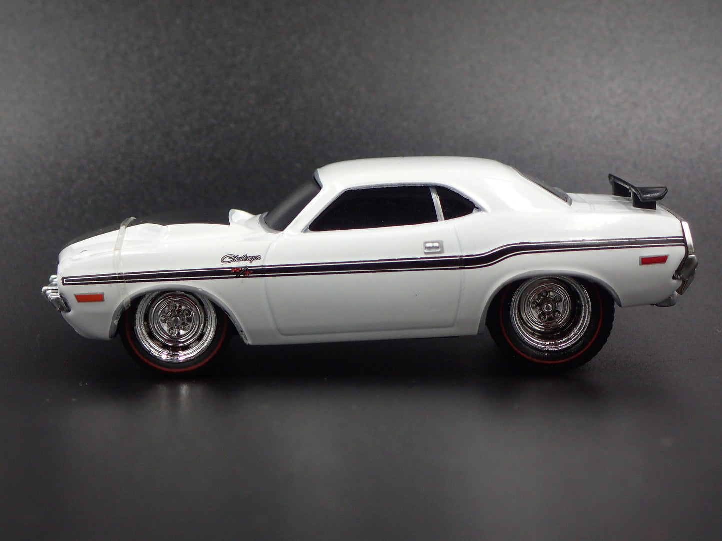 1970 70 DODGE CHALLENGER R/T 1/64 SCALE COLLECTIBLE DIORAMA DIECAST MODEL CAR