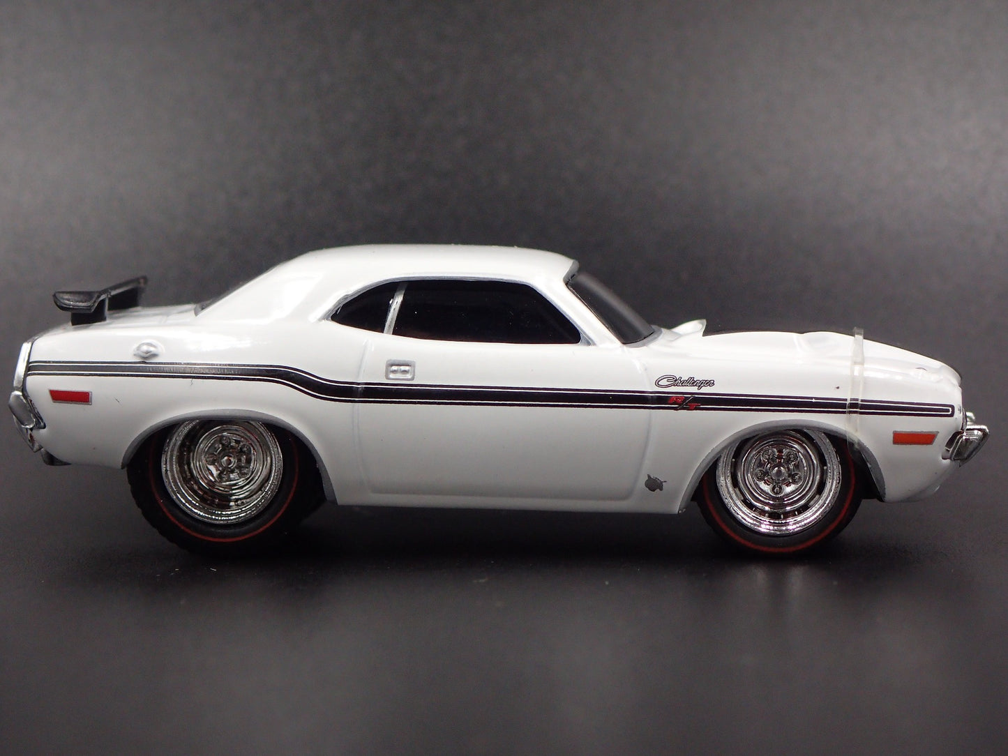 1970 70 DODGE CHALLENGER R/T 1/64 SCALE COLLECTIBLE DIORAMA DIECAST MODEL CAR