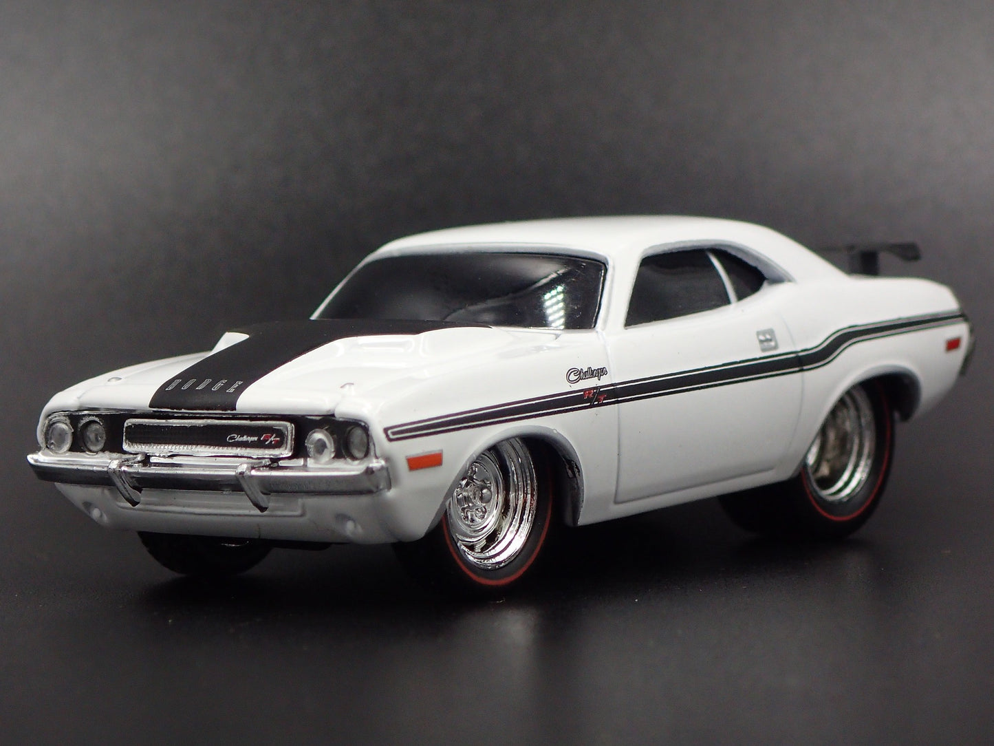 1970 70 DODGE CHALLENGER R/T 1/64 SCALE COLLECTIBLE DIORAMA DIECAST MODEL CAR