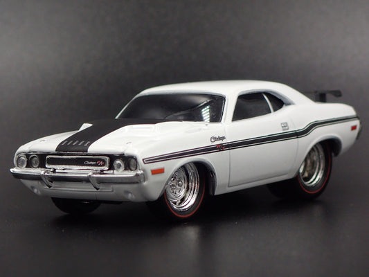 1970 70 DODGE CHALLENGER R/T 1/64 SCALE COLLECTIBLE DIORAMA DIECAST MODEL CAR