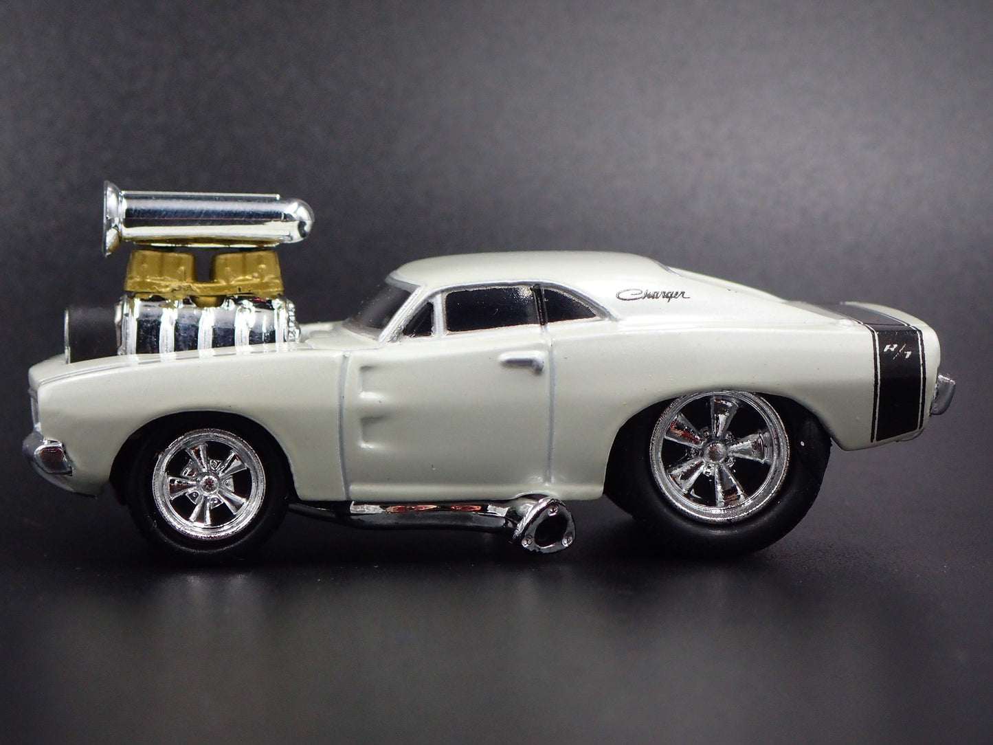 1969 69 DODGE CHARGER R/T WHITE 1:64 SCALE COLLECTIBLE DIORAMA DIECAST MODEL CAR