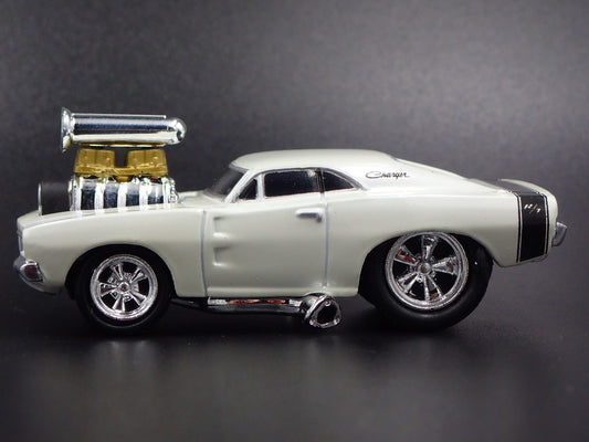 1969 69 DODGE CHARGER R/T WHITE 1:64 SCALE COLLECTIBLE DIORAMA DIECAST MODEL CAR