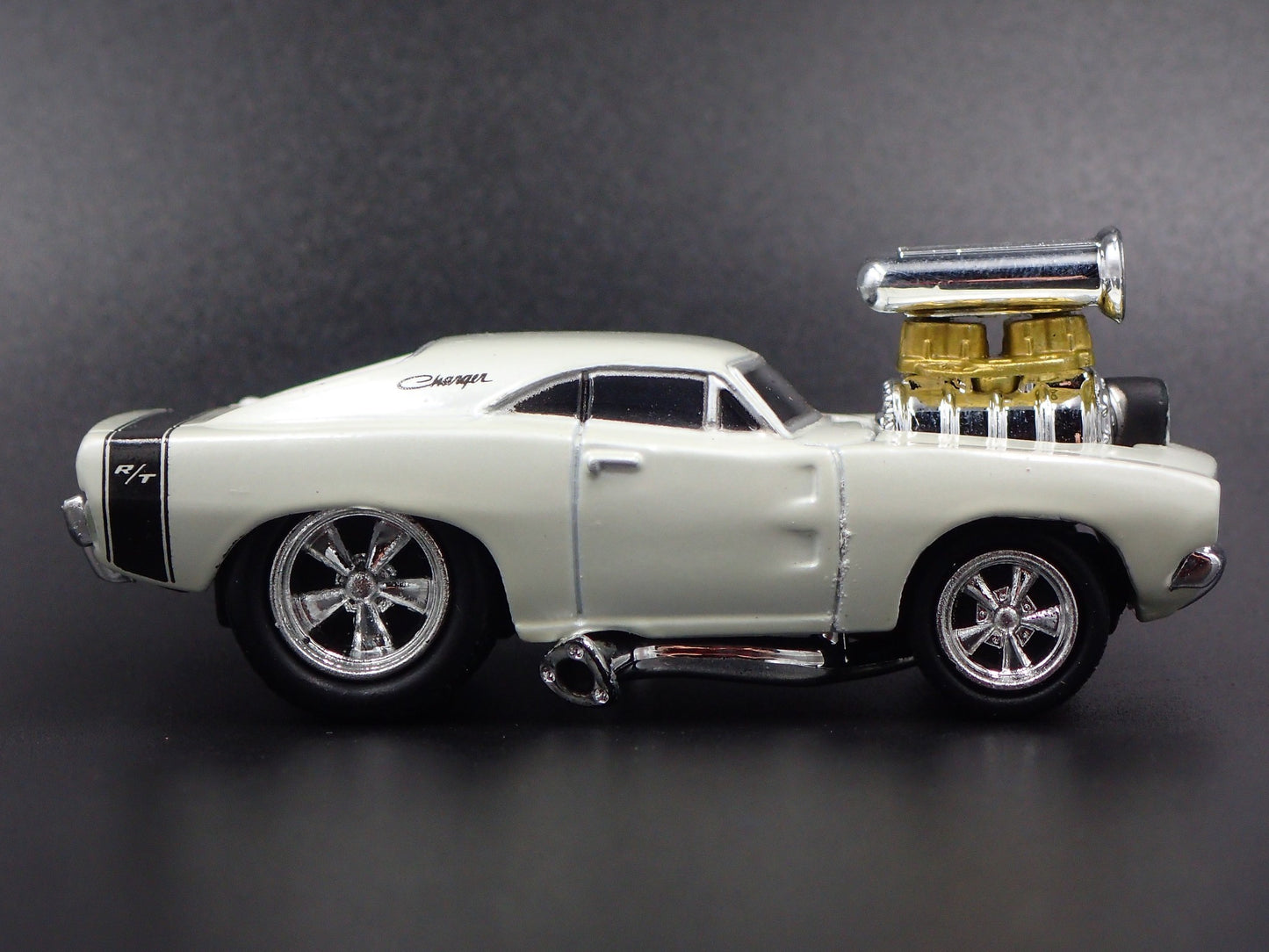 1969 69 DODGE CHARGER R/T WHITE 1:64 SCALE COLLECTIBLE DIORAMA DIECAST MODEL CAR