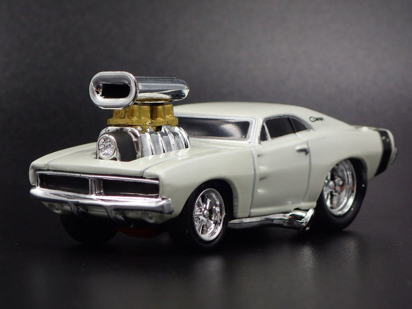 1969 69 DODGE CHARGER R/T WHITE 1:64 SCALE COLLECTIBLE DIORAMA DIECAST MODEL CAR
