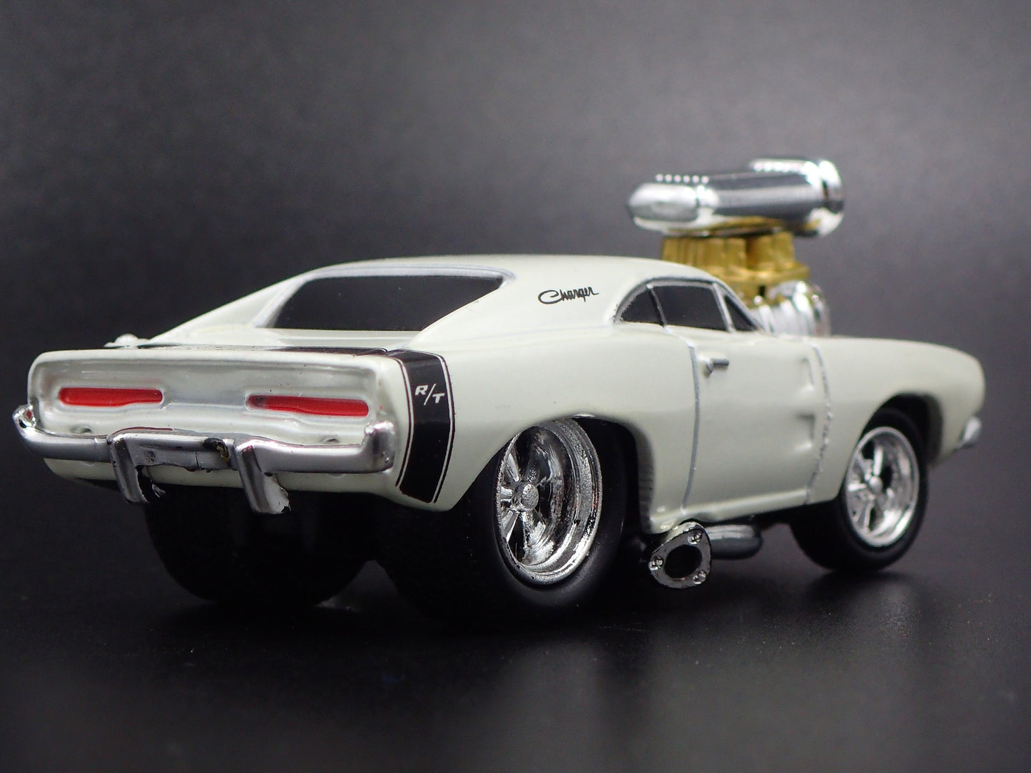 1969 69 DODGE CHARGER R/T WHITE 1:64 SCALE COLLECTIBLE DIORAMA DIECAST MODEL CAR