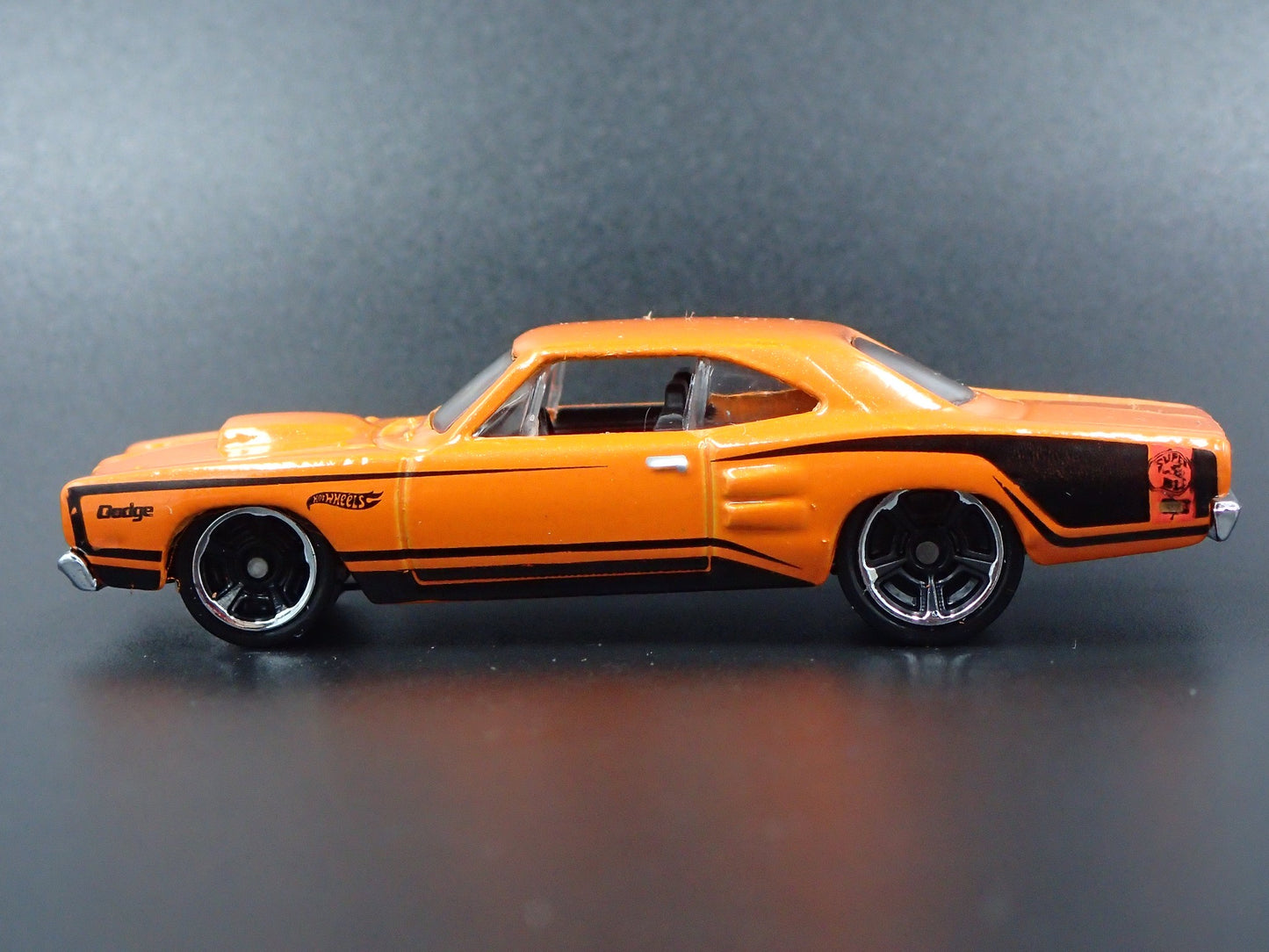 1969 69 DODGE CORONET SUPER BEE ORANGE 1:64 SCALE DIORAMA DIECAST MODEL CAR