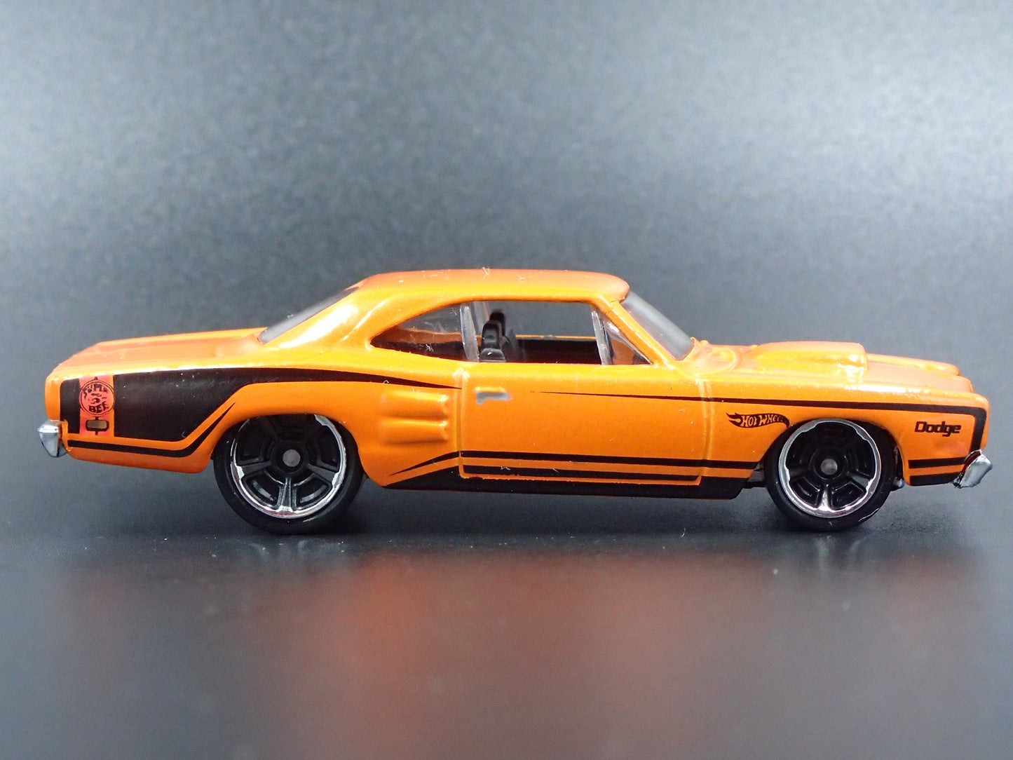 1969 69 DODGE CORONET SUPER BEE ORANGE 1:64 SCALE DIORAMA DIECAST MODEL CAR
