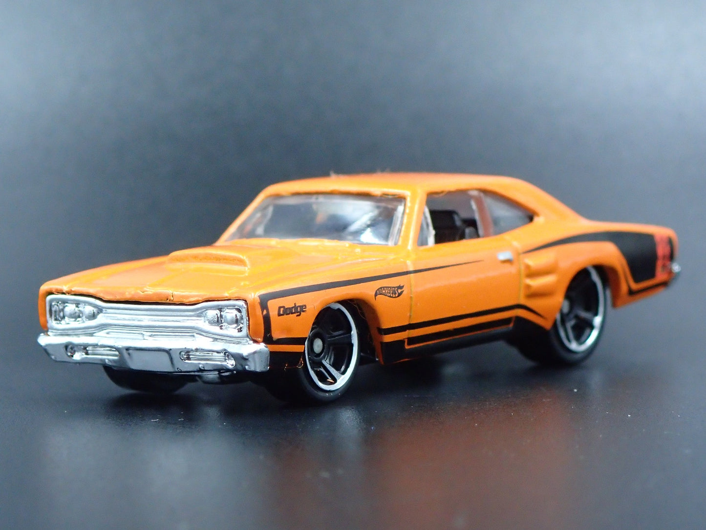 1969 69 DODGE CORONET SUPER BEE ORANGE 1:64 SCALE DIORAMA DIECAST MODEL CAR