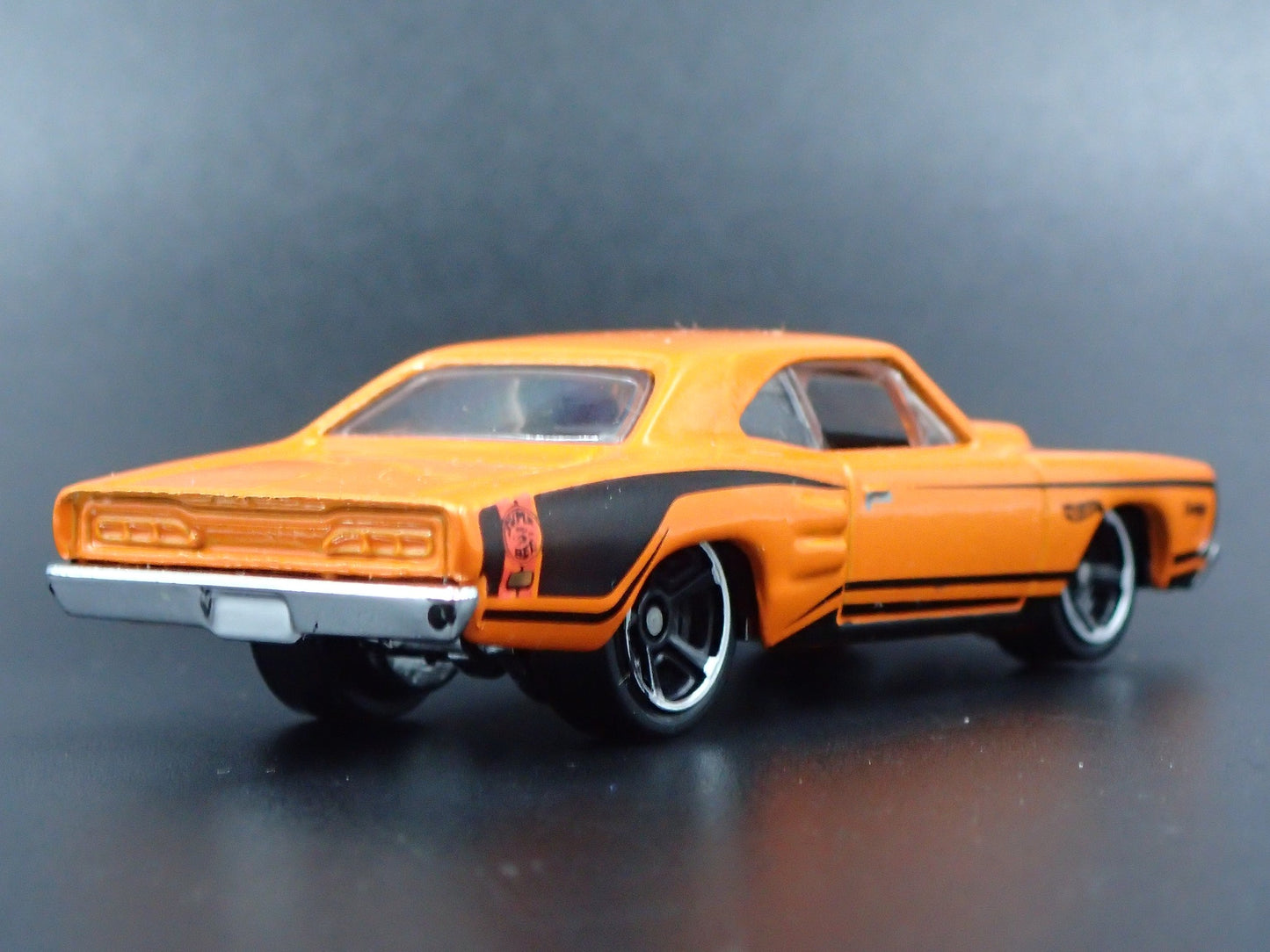 1969 69 DODGE CORONET SUPER BEE ORANGE 1:64 SCALE DIORAMA DIECAST MODEL CAR