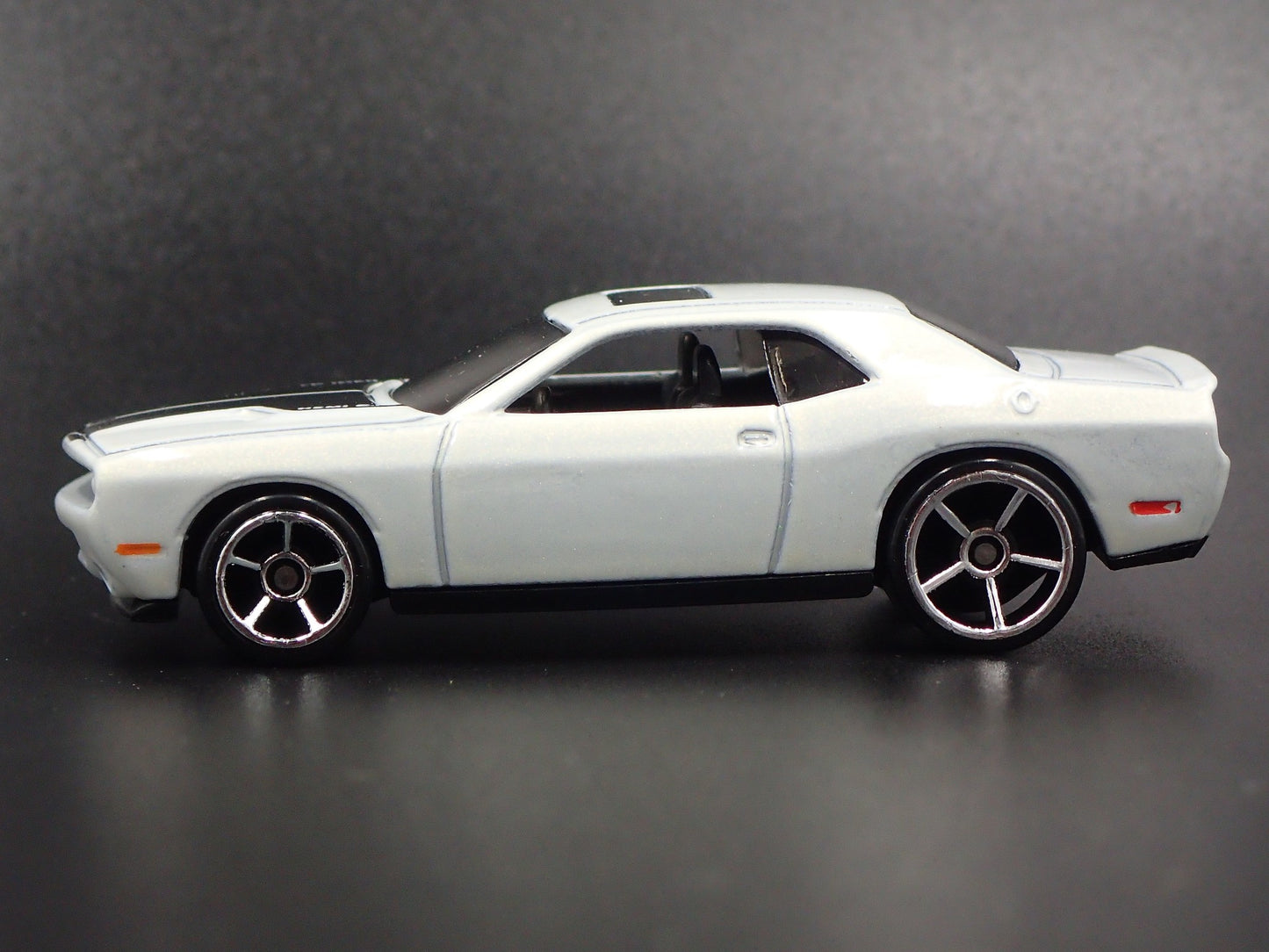 2008-2014 DODGE CHALLENGER SRT8 WHITE 1/64 SCALE DIORAMA DIECAST MODEL CAR