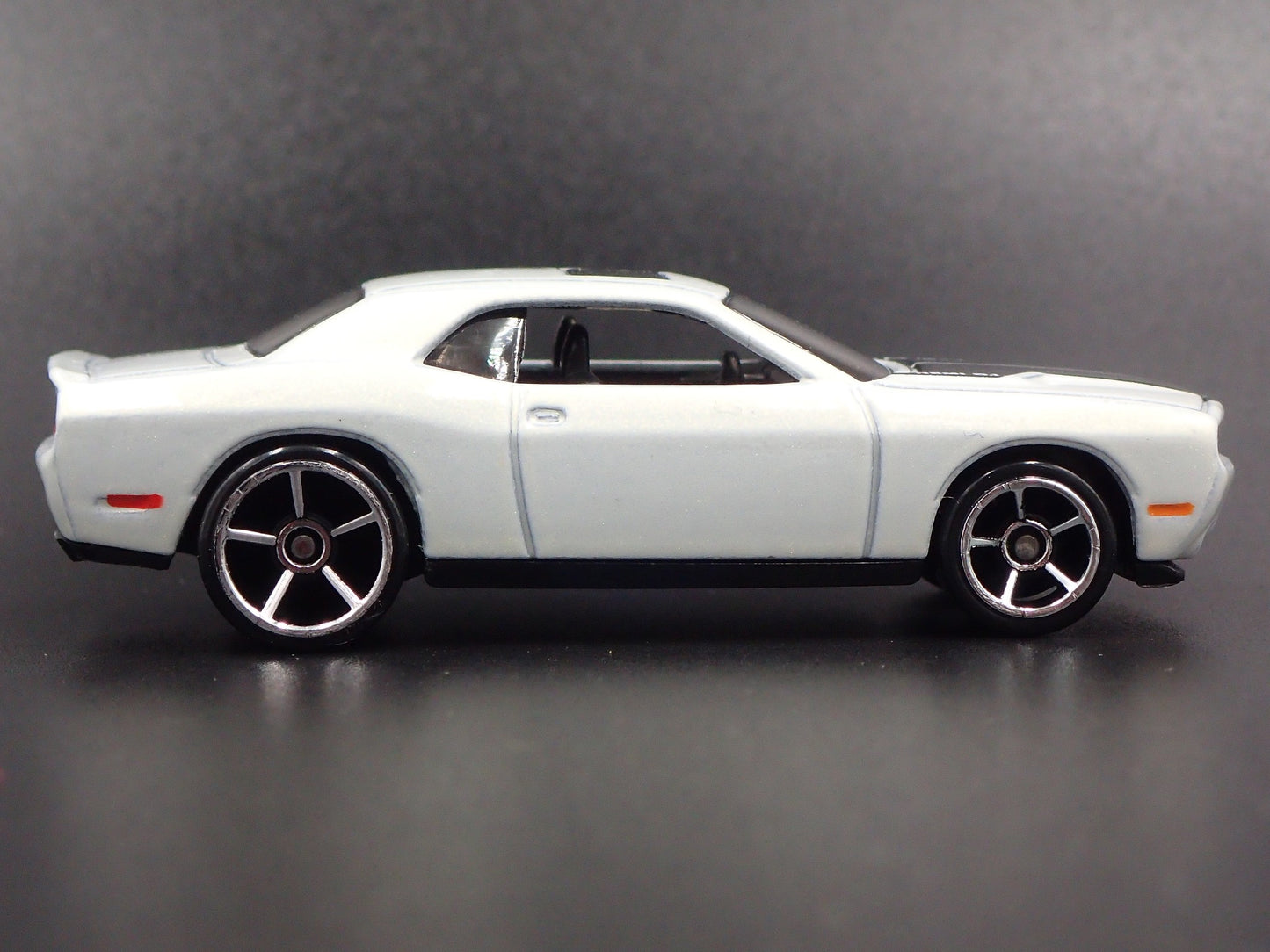 2008-2014 DODGE CHALLENGER SRT8 WHITE 1/64 SCALE DIORAMA DIECAST MODEL CAR