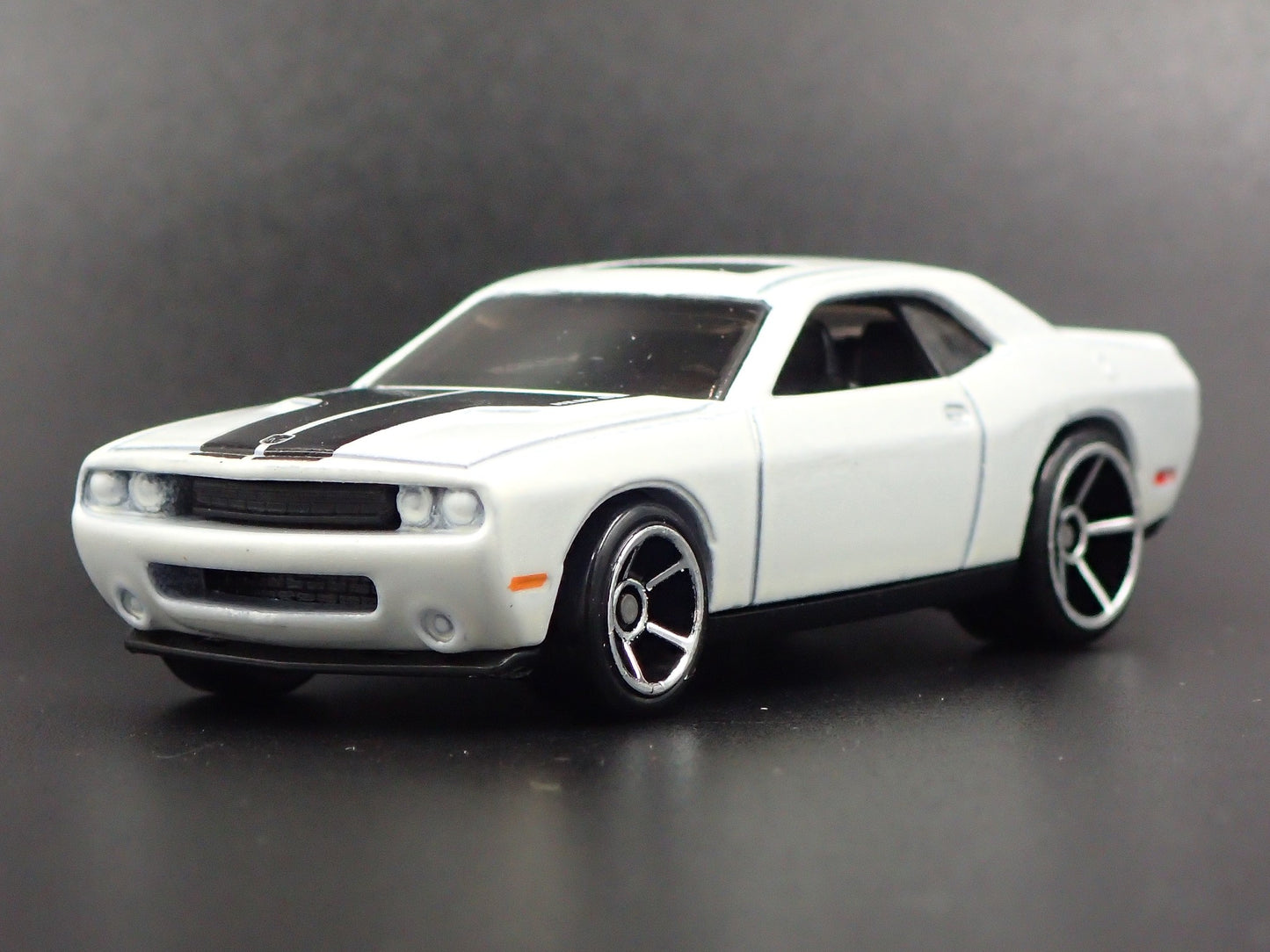 2008-2014 DODGE CHALLENGER SRT8 WHITE 1/64 SCALE DIORAMA DIECAST MODEL CAR