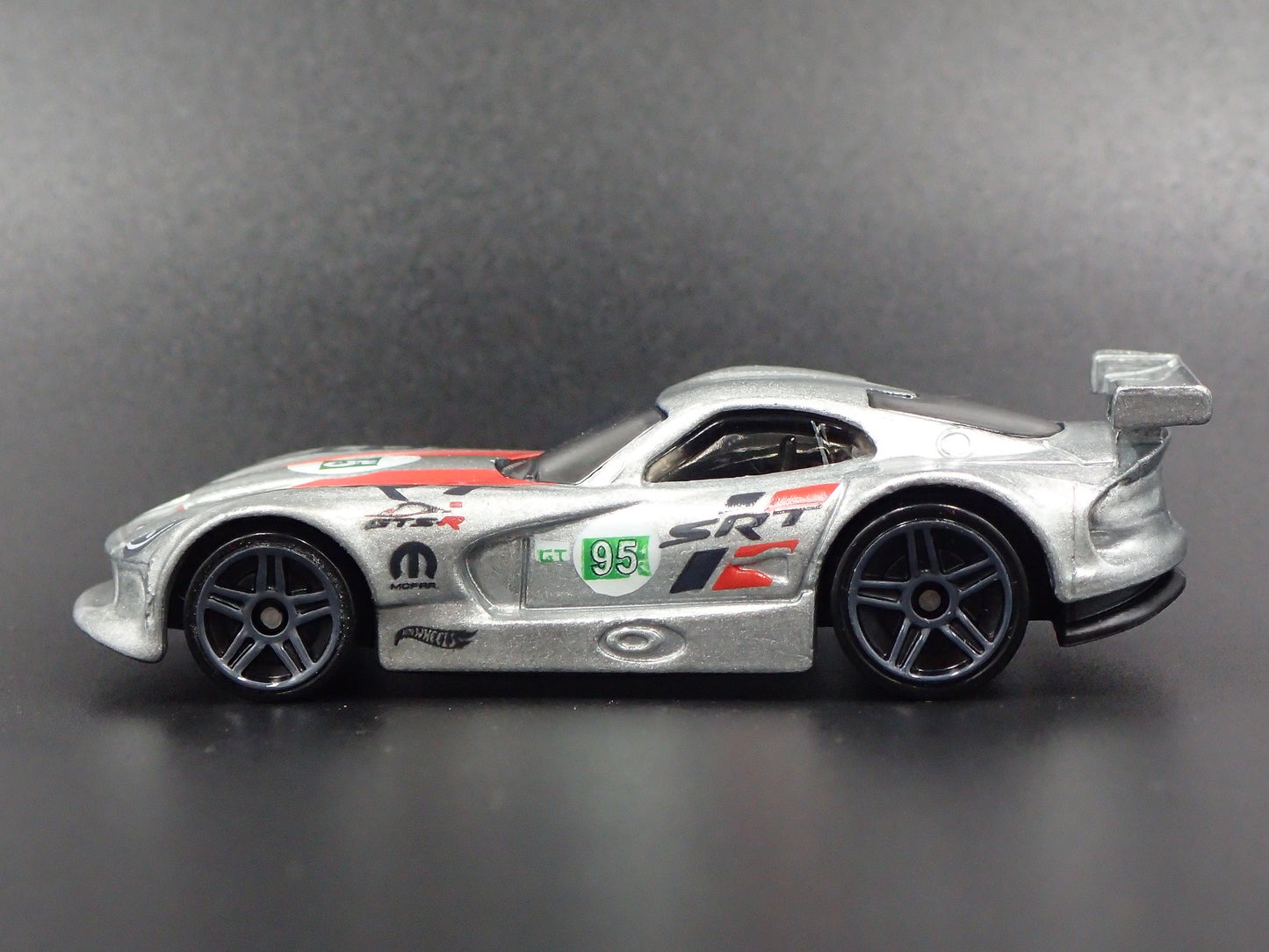 2013-2017 DODGE VIPER GTS-R 1/64 SCALE COLLECTIBLE DIORAMA DIECAST MODEL CAR