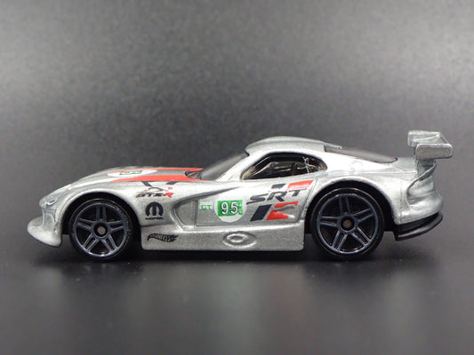 2013-2017 DODGE VIPER GTS-R 1/64 SCALE COLLECTIBLE DIORAMA DIECAST MODEL CAR