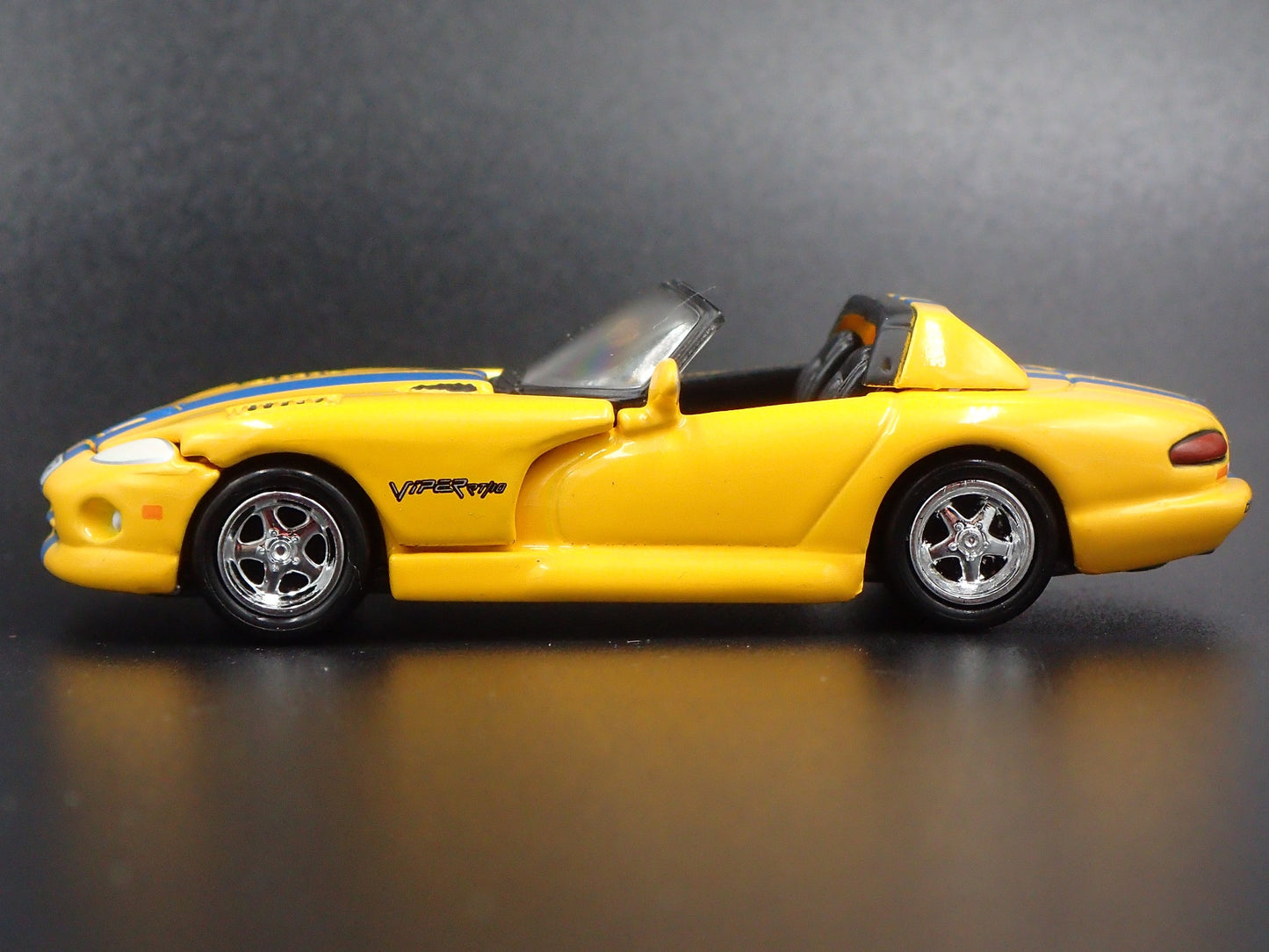 1992-1996 DODGE VIPER RT/10 YELLOW 1:64 SCALE LIMITED DIORAMA DIECAST MODEL CAR