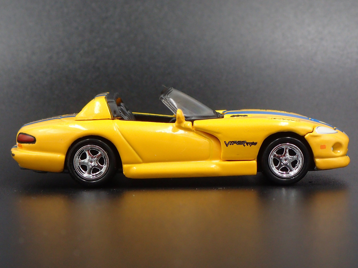 1992-1996 DODGE VIPER RT/10 YELLOW 1:64 SCALE LIMITED DIORAMA DIECAST MODEL CAR