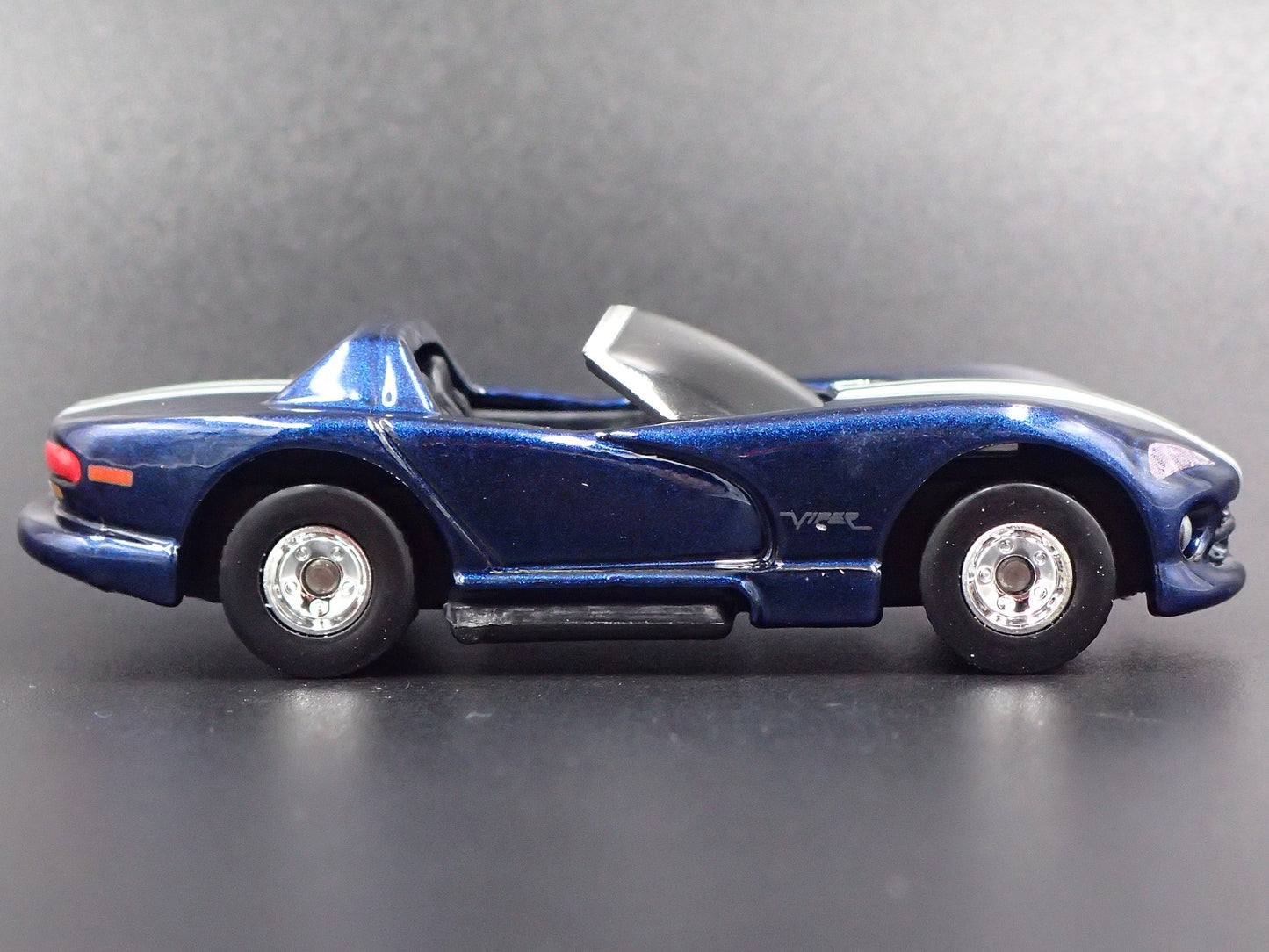 1992-1996 DODGE VIPER RT/10 1:64 SCALE COLLECTIBLE DIORAMA DIECAST MODEL CAR