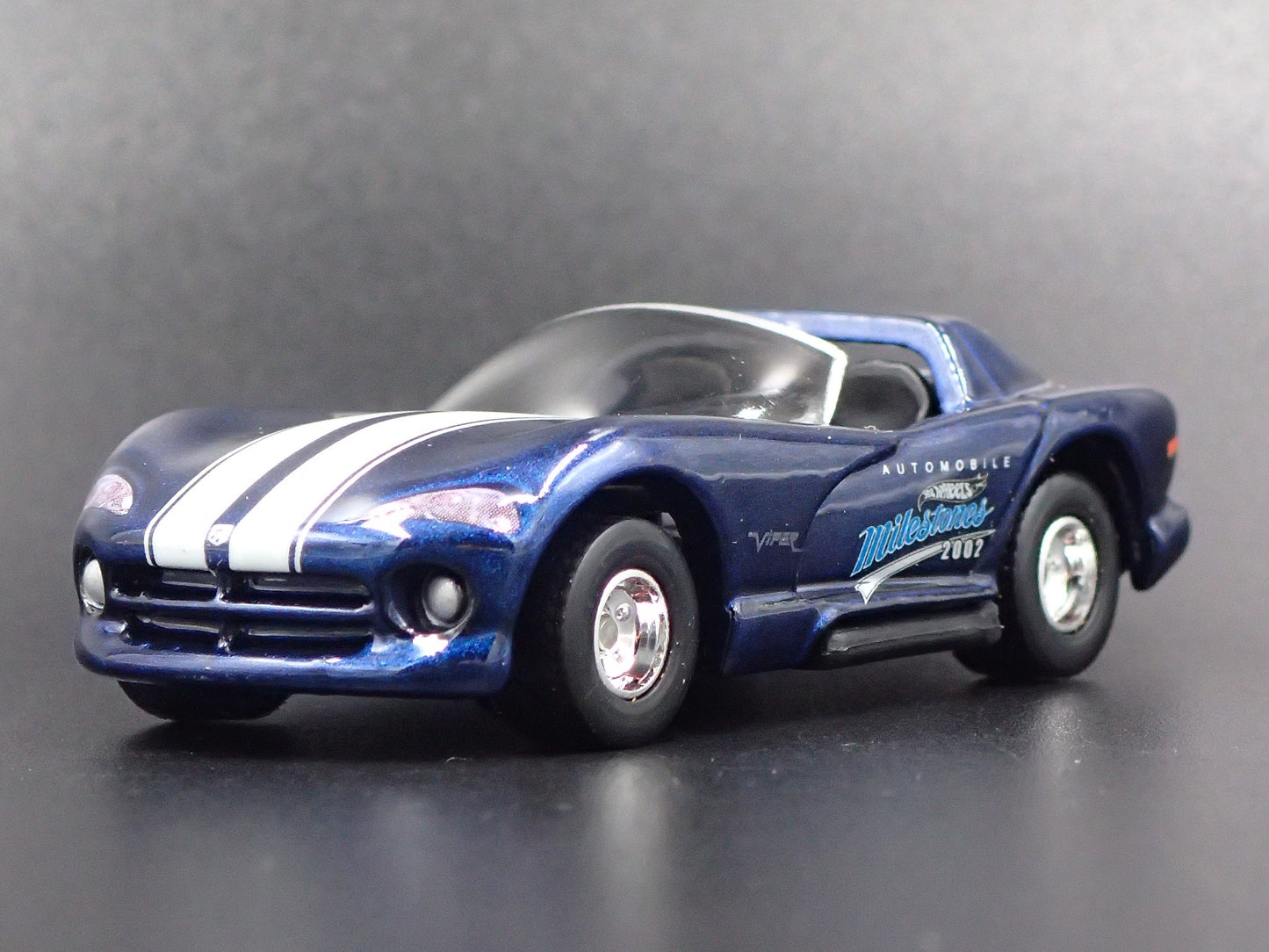 1992-1996 DODGE VIPER RT/10 1:64 SCALE COLLECTIBLE DIORAMA DIECAST MODEL CAR