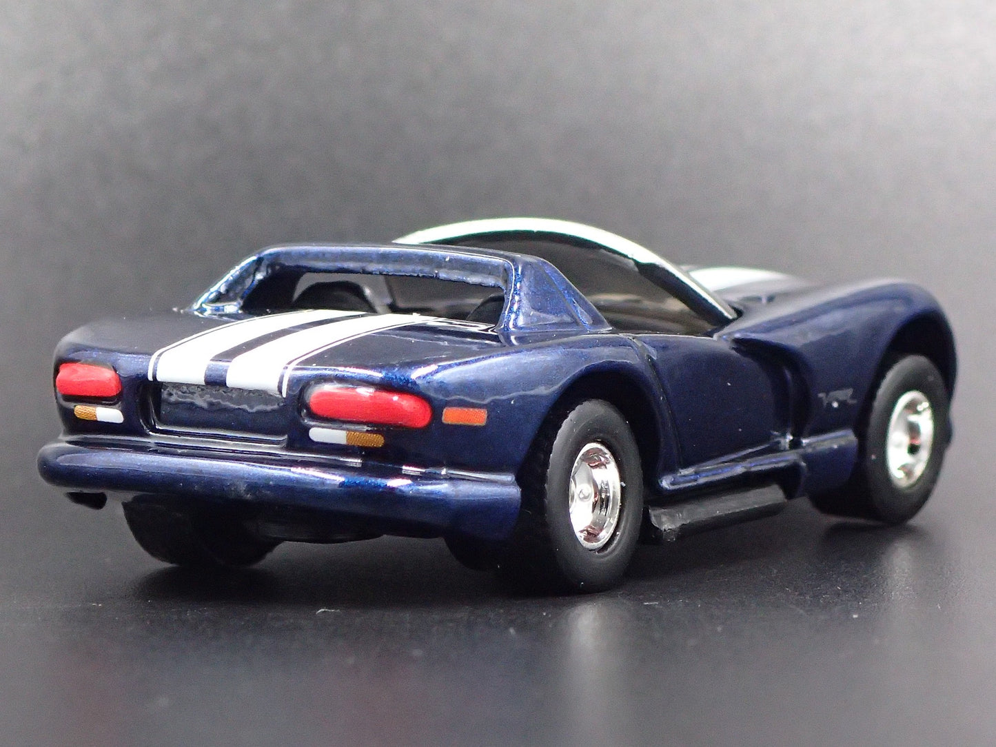 1992-1996 DODGE VIPER RT/10 1:64 SCALE COLLECTIBLE DIORAMA DIECAST MODEL CAR