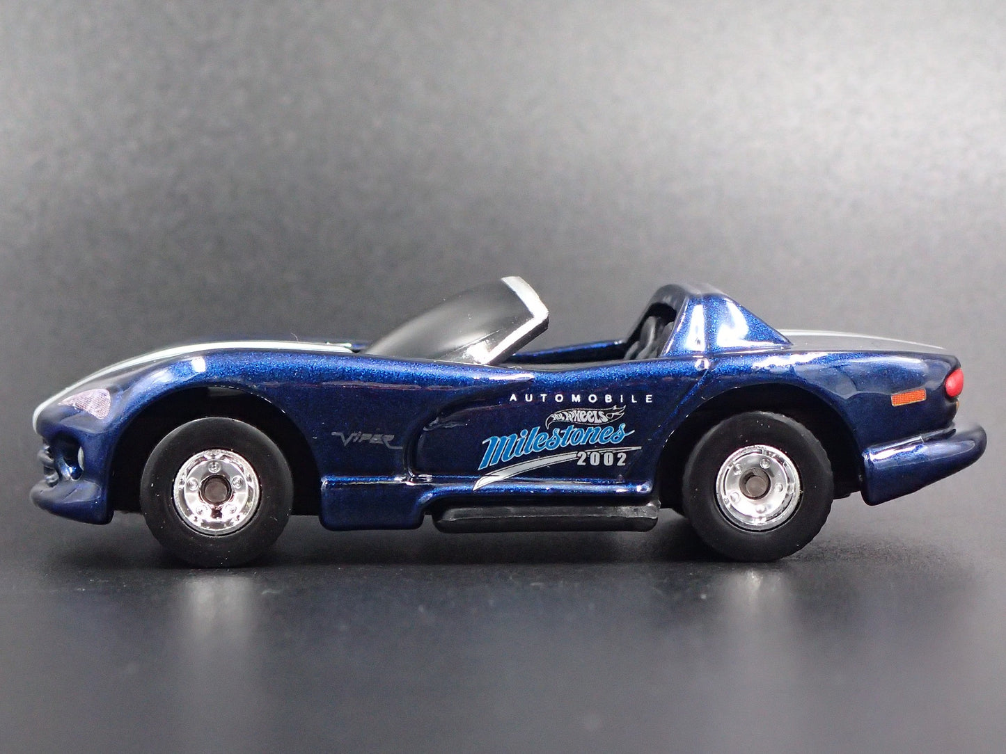 1992-1996 DODGE VIPER RT/10 1:64 SCALE COLLECTIBLE DIORAMA DIECAST MODEL CAR