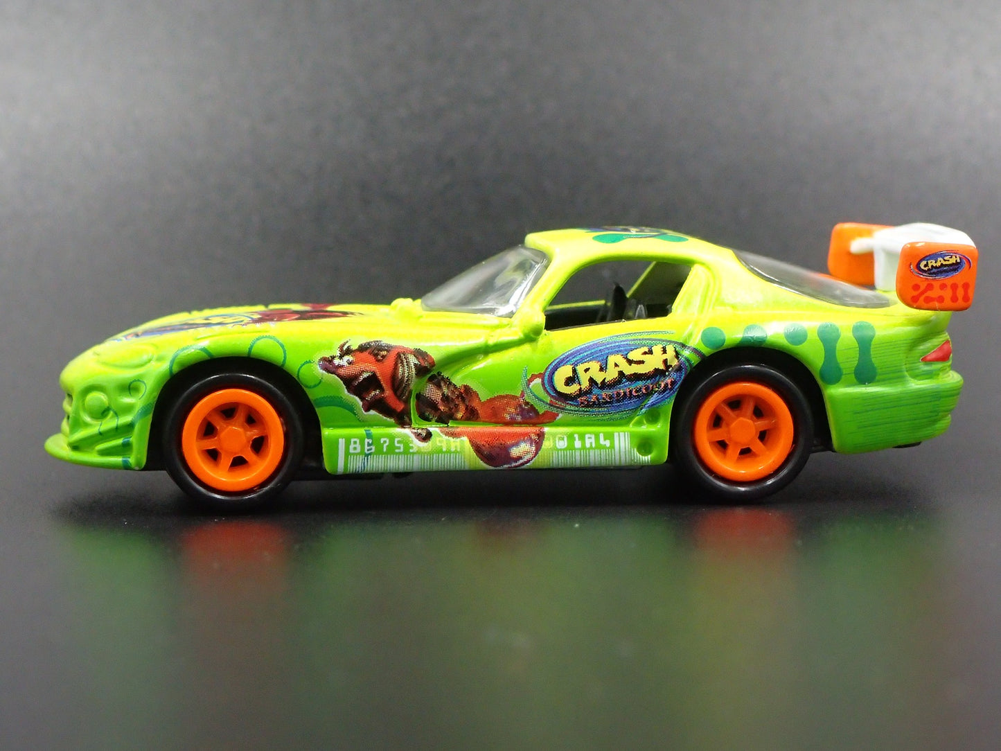 1996-2002 DODGE VIPER GTS CRASH BANDICOOT 1:64 SCALE DIORAMA DIECAST MODEL CAR