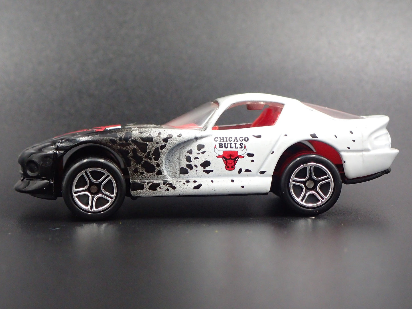 1996-2002 DODGE VIPER GTS CHICAGO BULLS NBA 1:64 SCALE DIORAMA DIECAST MODEL CAR