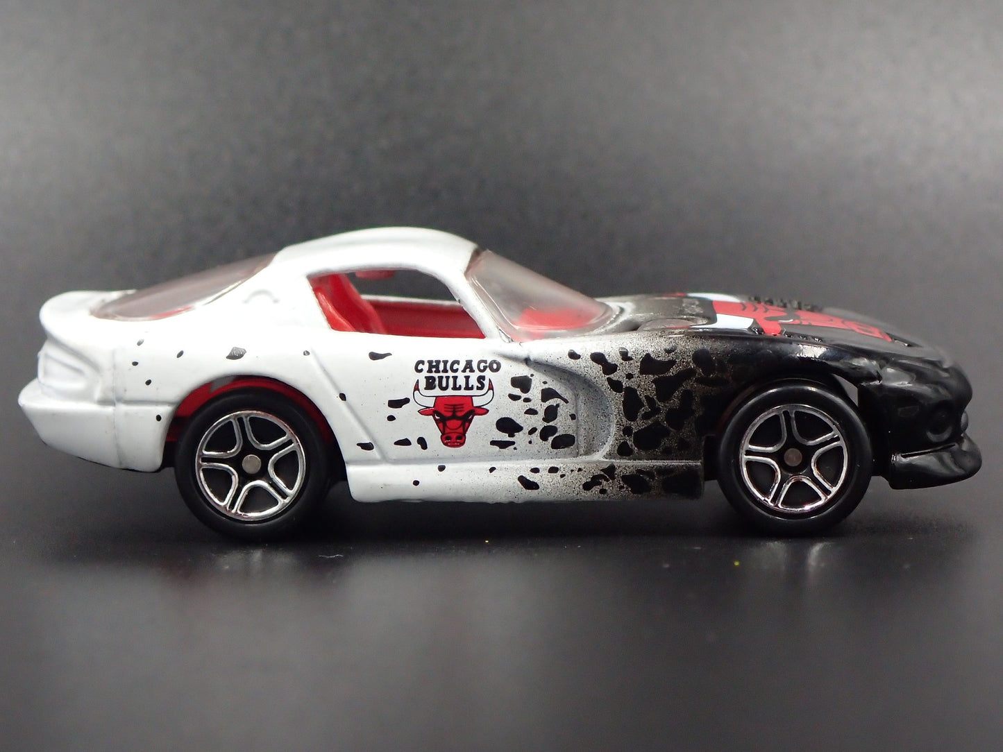 1996-2002 DODGE VIPER GTS CHICAGO BULLS NBA 1:64 SCALE DIORAMA DIECAST MODEL CAR