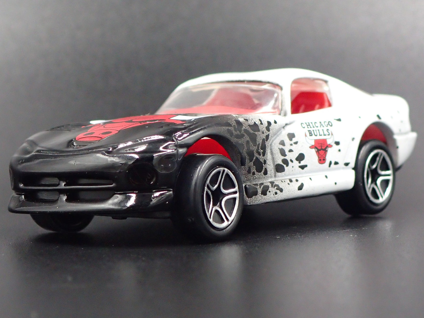 1996-2002 DODGE VIPER GTS CHICAGO BULLS NBA 1:64 SCALE DIORAMA DIECAST MODEL CAR
