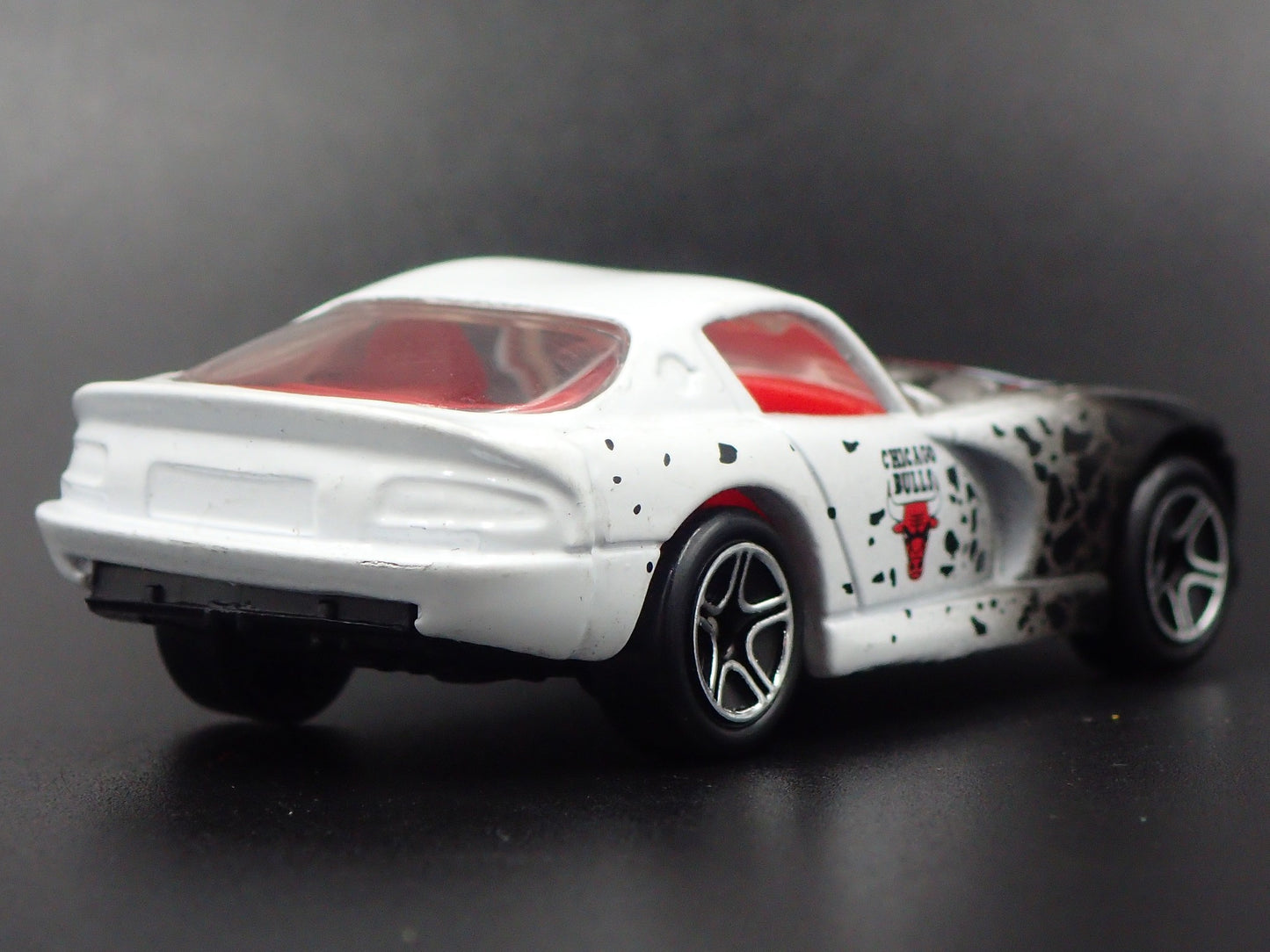 1996-2002 DODGE VIPER GTS CHICAGO BULLS NBA 1:64 SCALE DIORAMA DIECAST MODEL CAR