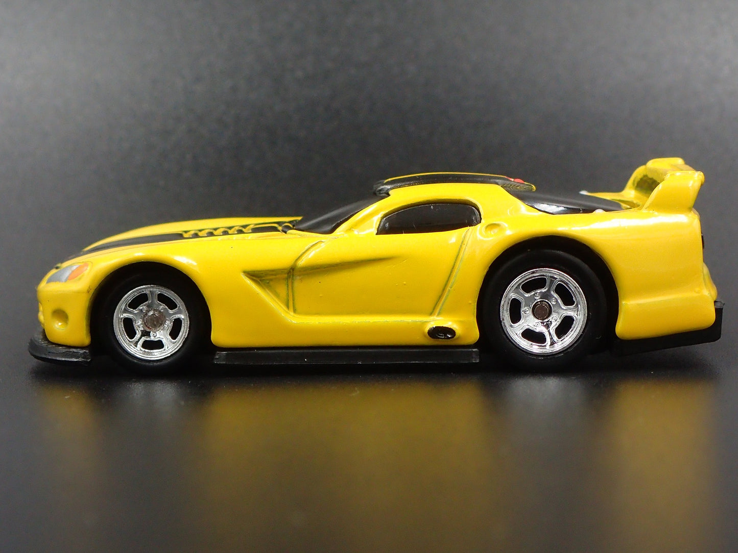 2003-2006 DODGE VIPER GTS-R YELLOW 1:64 SCALE COLLECTIBLE DIECAST MODEL CAR