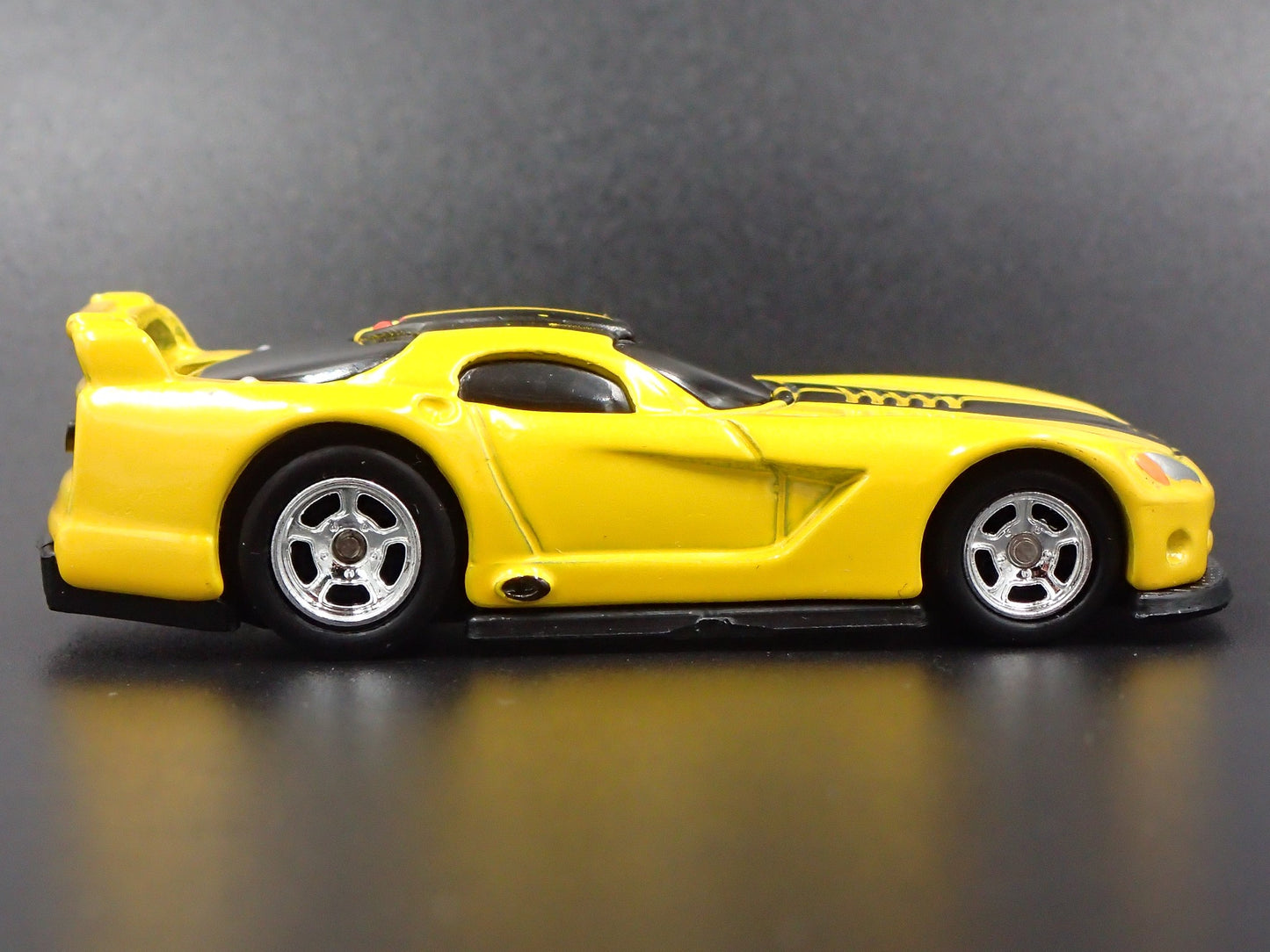 2003-2006 DODGE VIPER GTS-R YELLOW 1:64 SCALE COLLECTIBLE DIECAST MODEL CAR