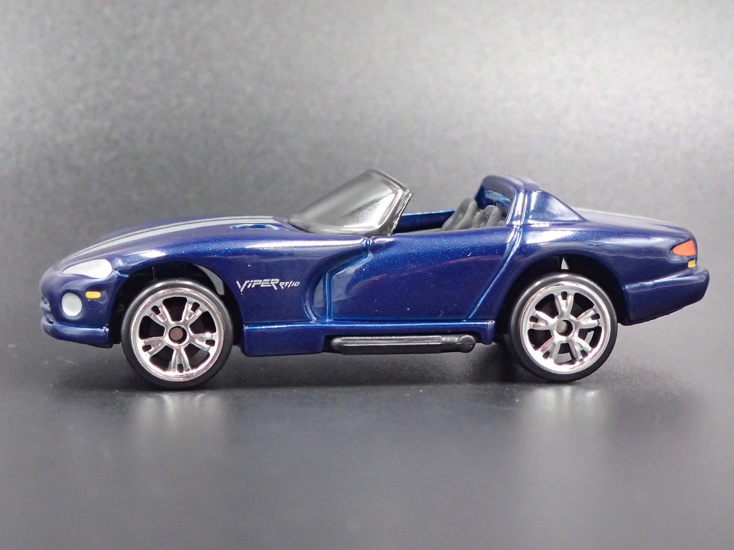 1992-1996 DODGE VIPER RT/10 1/64 SCALE COLLECTIBLE DIORAMA DIECAST MODEL CAR