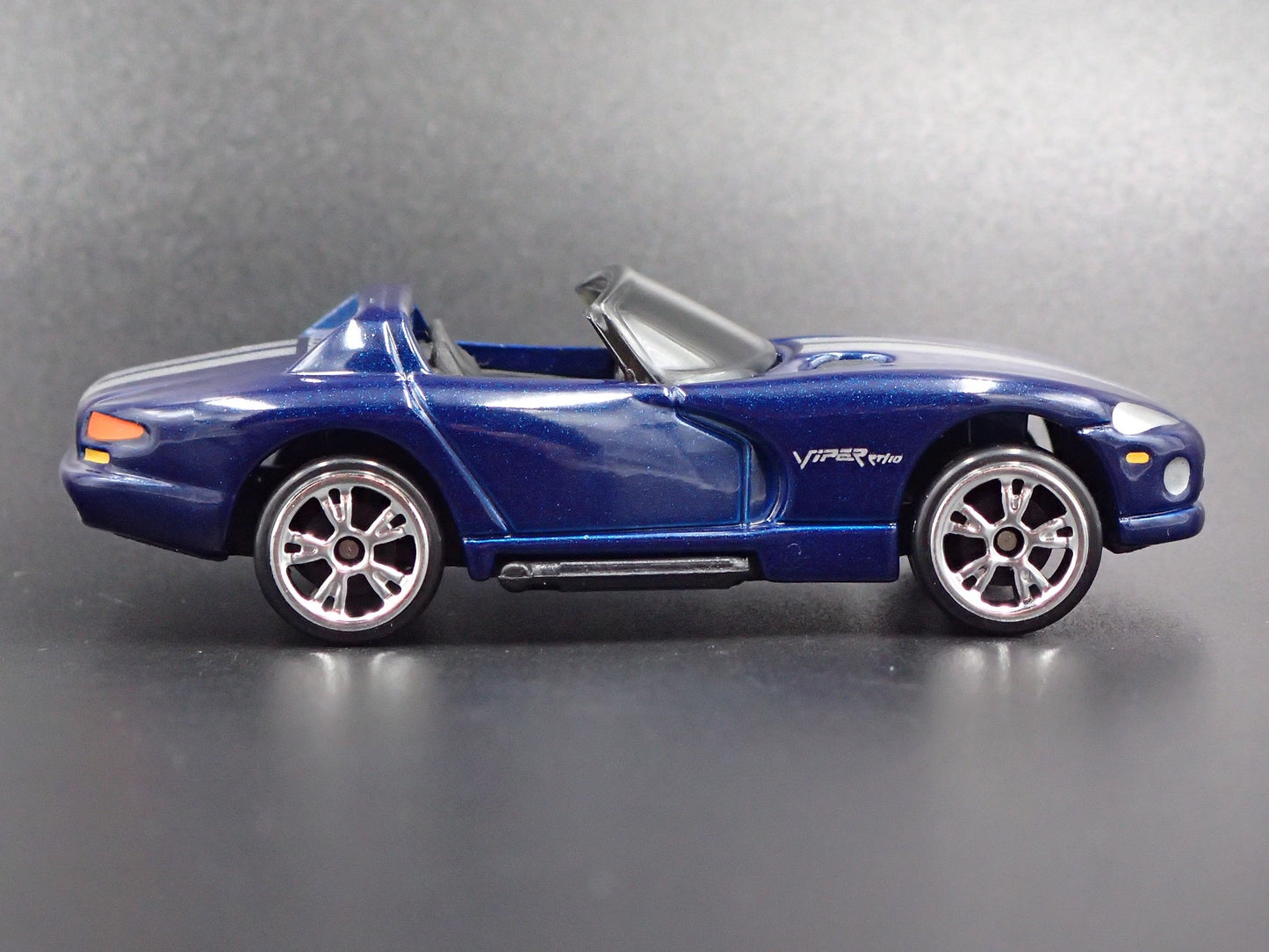 1992-1996 DODGE VIPER RT/10 1/64 SCALE COLLECTIBLE DIORAMA DIECAST MODEL CAR