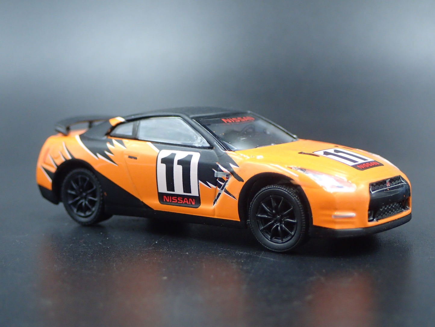2007-2025 NISSAN GTR R35 SKYLINE ORANGE 1:64 SCALE DIORAMA DIECAST MODEL CAR